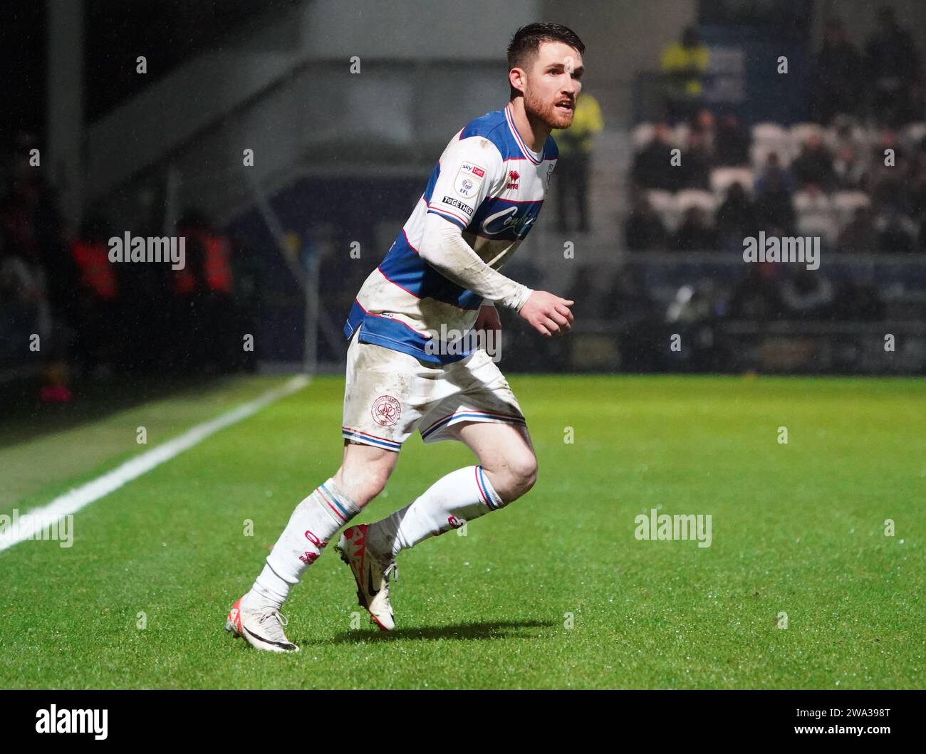 LONDON, ENGLAND - 1. JANUAR: Paul Smyth von QPR während des Sky Bet Championship-Spiels zwischen Queens Park Rangers und Cardiff City am 1. Januar 2024 in London. (Foto: Dylan Hepworth/MB Media) Stockfoto