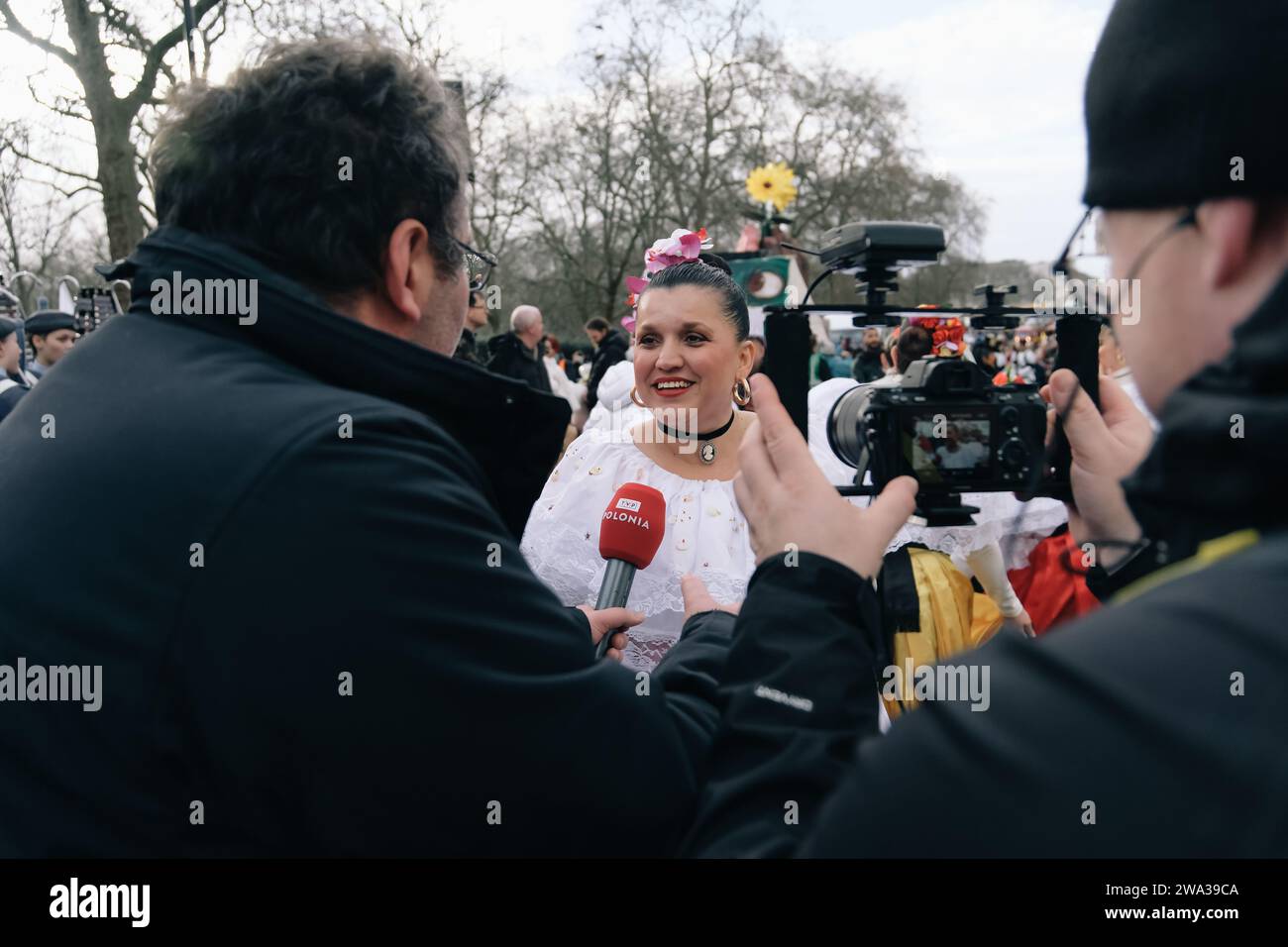 London, Großbritannien. 1. Januar 2024 die Neujahrsparade findet im Zentrum Londons statt, an der marschierende Bands, Vertreter des Stadtbezirks einschließlich Bürgermeister und Gemeinden aus ganz Großbritannien teilnehmen. Die Parade ist der Beginn eines neuen Jahres und bietet eine breite Präsentation der Kultur und Gemeinschaft, die London repräsentiert. © Simon King/Alamy Live News Stockfoto