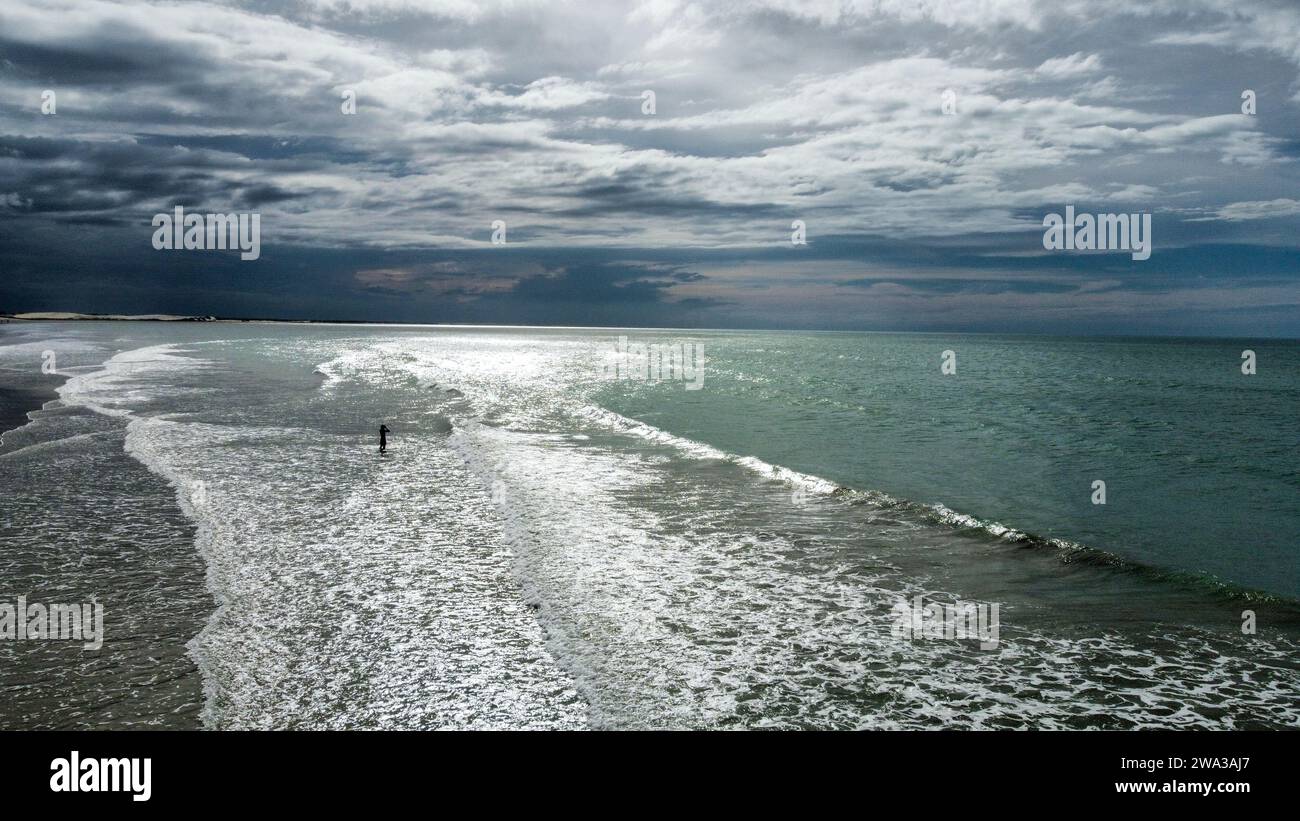 Das Meer mit seinen Farbtönen in Jeriocoacoara in Brasilien, der Strand von Pedra Furada, die Sanddünen und die lange felsige Küste Stockfoto