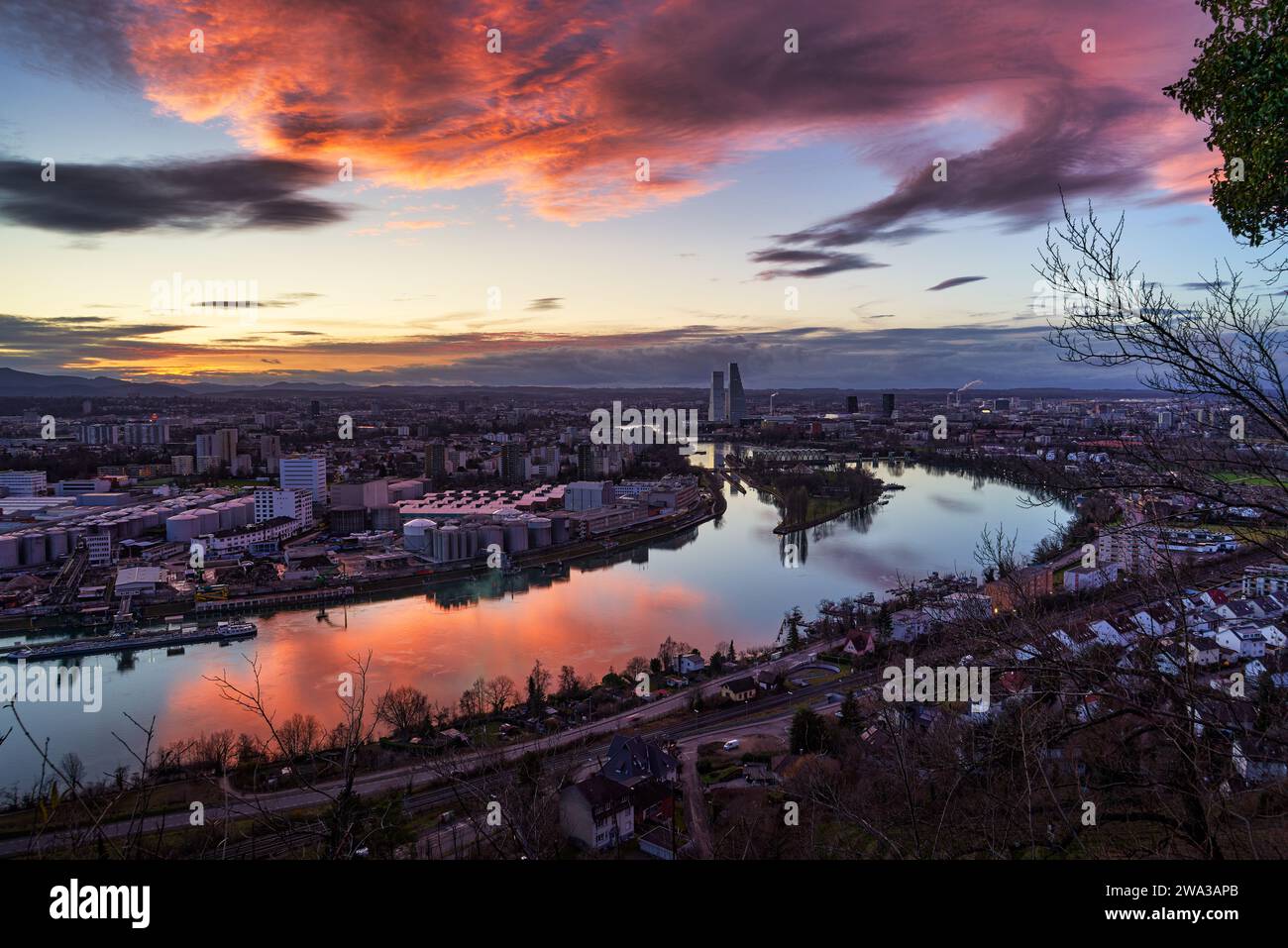 Schweiz, Basel, Basel-Stadt, Rhein Knie, Hornfelsen, Hörnli, Birsfelden, Auhafen, Roche, Roche Türme, Abendatmosphäre Stockfoto