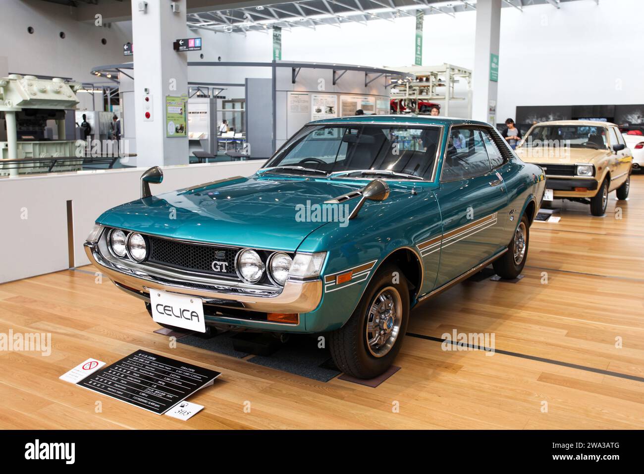 Innenraum des Toyota Gedenkmuseums für Industrie und Technologie in Nagoya, Japan. Das Toyota Celica GTS wird angezeigt. Stockfoto