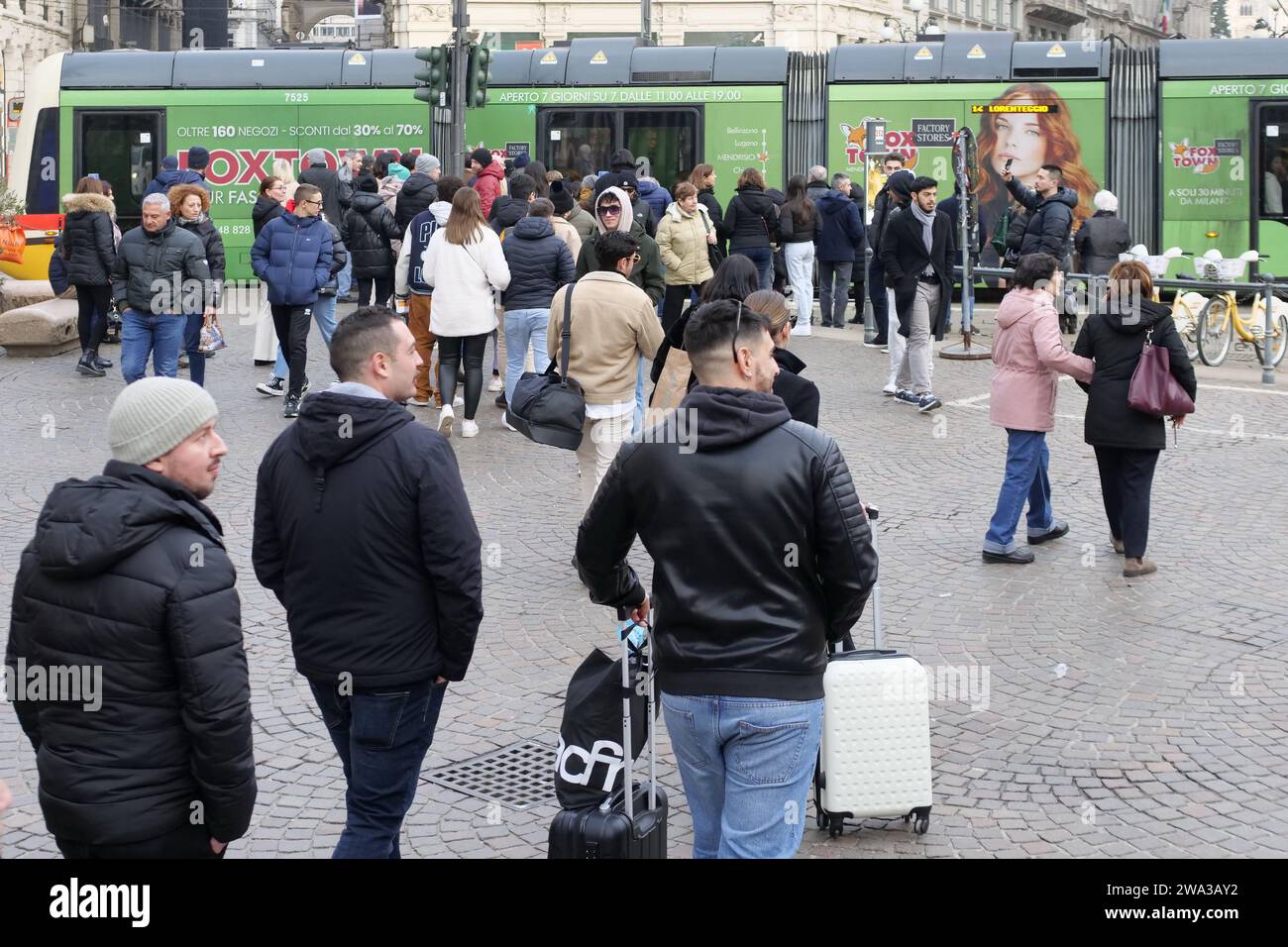 Mailand, Italien. Januar 2024. Traditioneller Spaziergang im Stadtzentrum an Silvester füllen Tausende von Menschen den Piazza Duomo und die Hauptstraßen von Mailand Credit: Independent Photo Agency/Alamy Live News Stockfoto