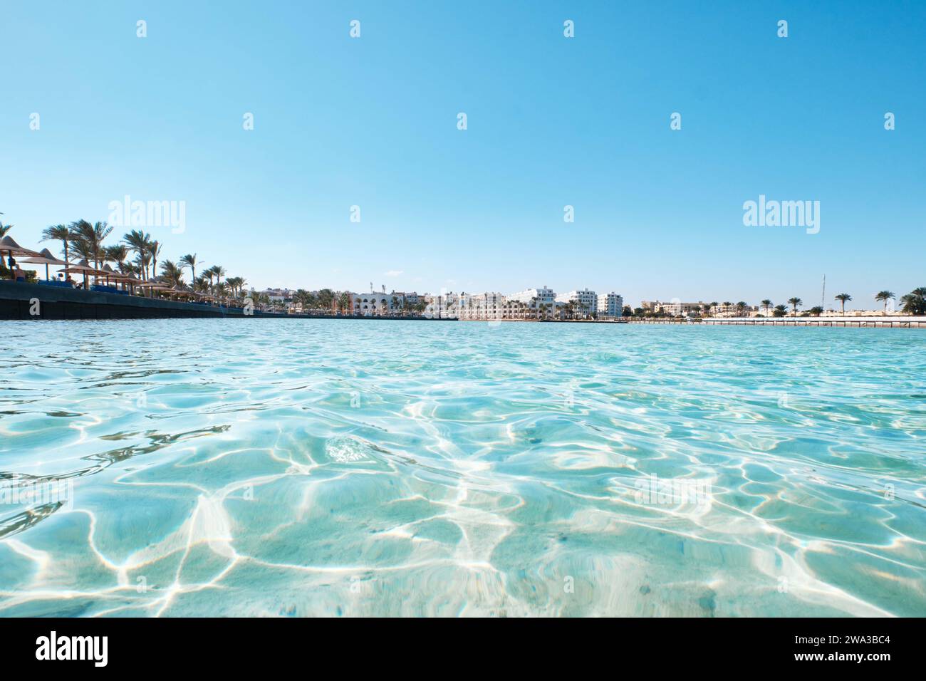 Hurghada, Ägypten - 3. Januar 2024: Kristallklares Wasser des Roten Meeres vor dem Bel Air Azur Resort Hotel Stockfoto