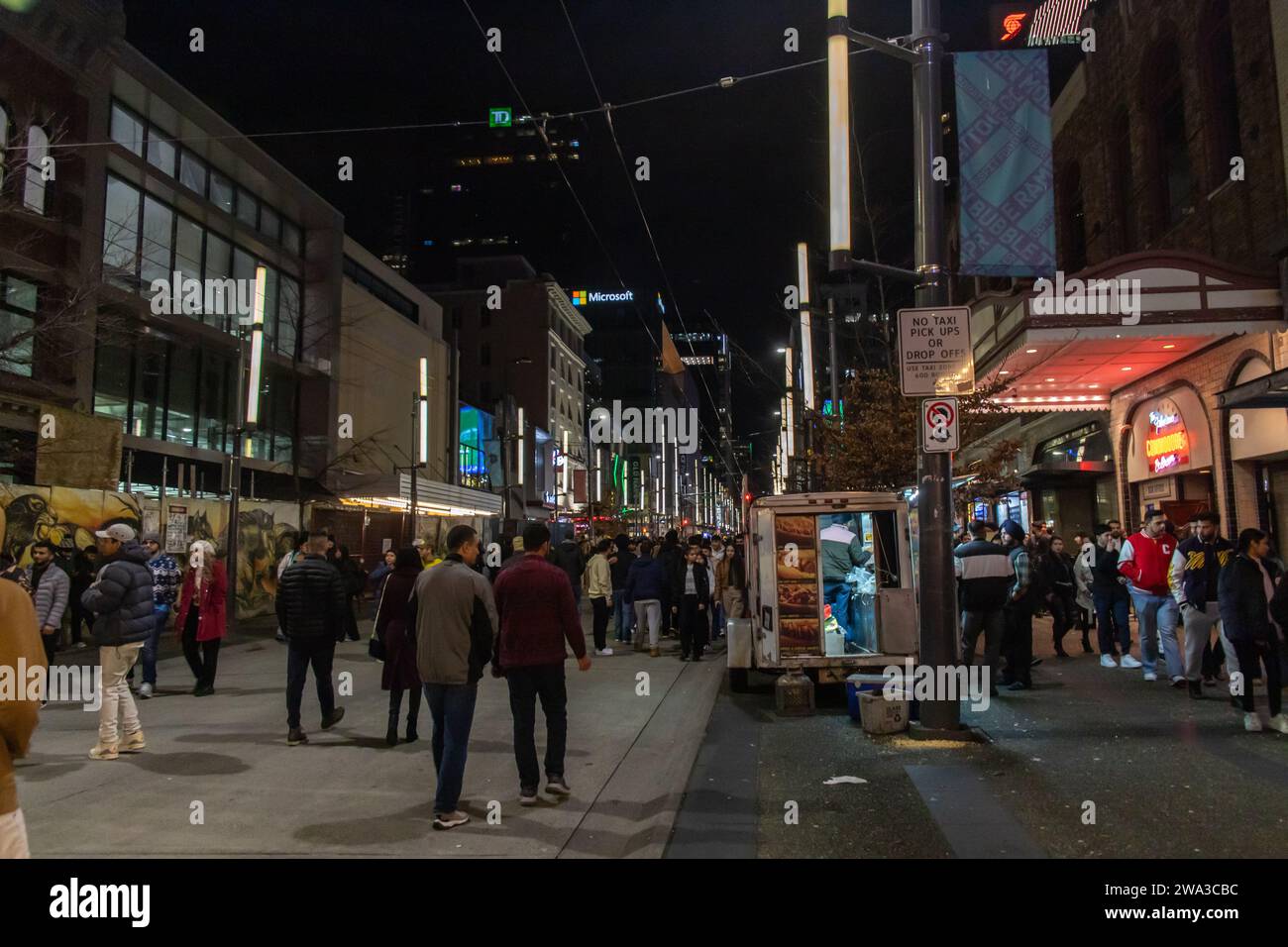 Vancouver, KANADA - Dez 31 2023 : Ein Blick auf die Granville Street am Silvesterabend. Menschenmassen trinken in Nachtclubs und feiern Silvester Stockfoto
