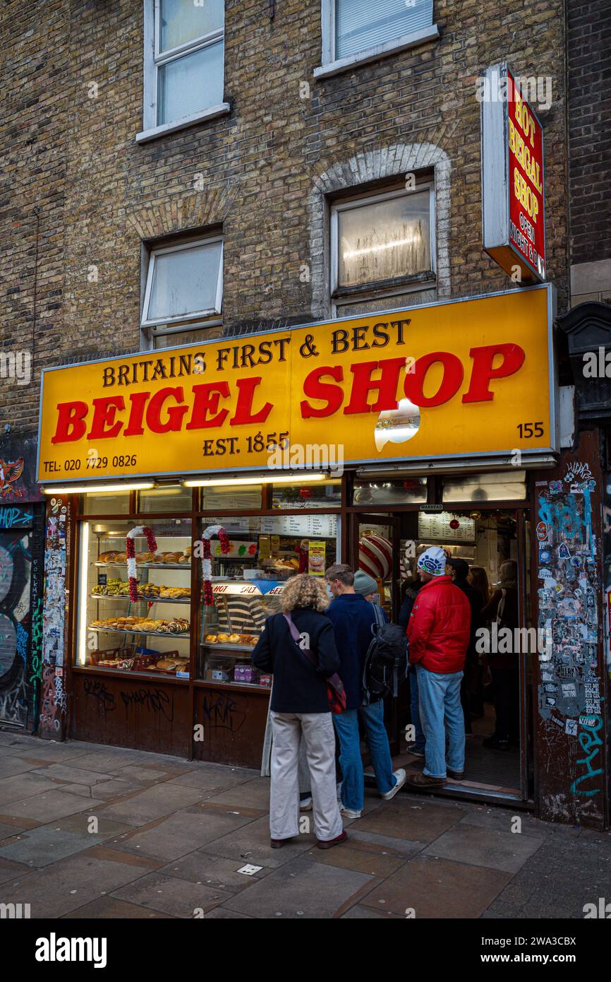 Der Beigel Shop in Londons beliebter Brick Lane im East End of the City. Der Laden behauptet, Großbritanniens erster Beigel-Laden zu sein. Geschlossen 2024. Stockfoto