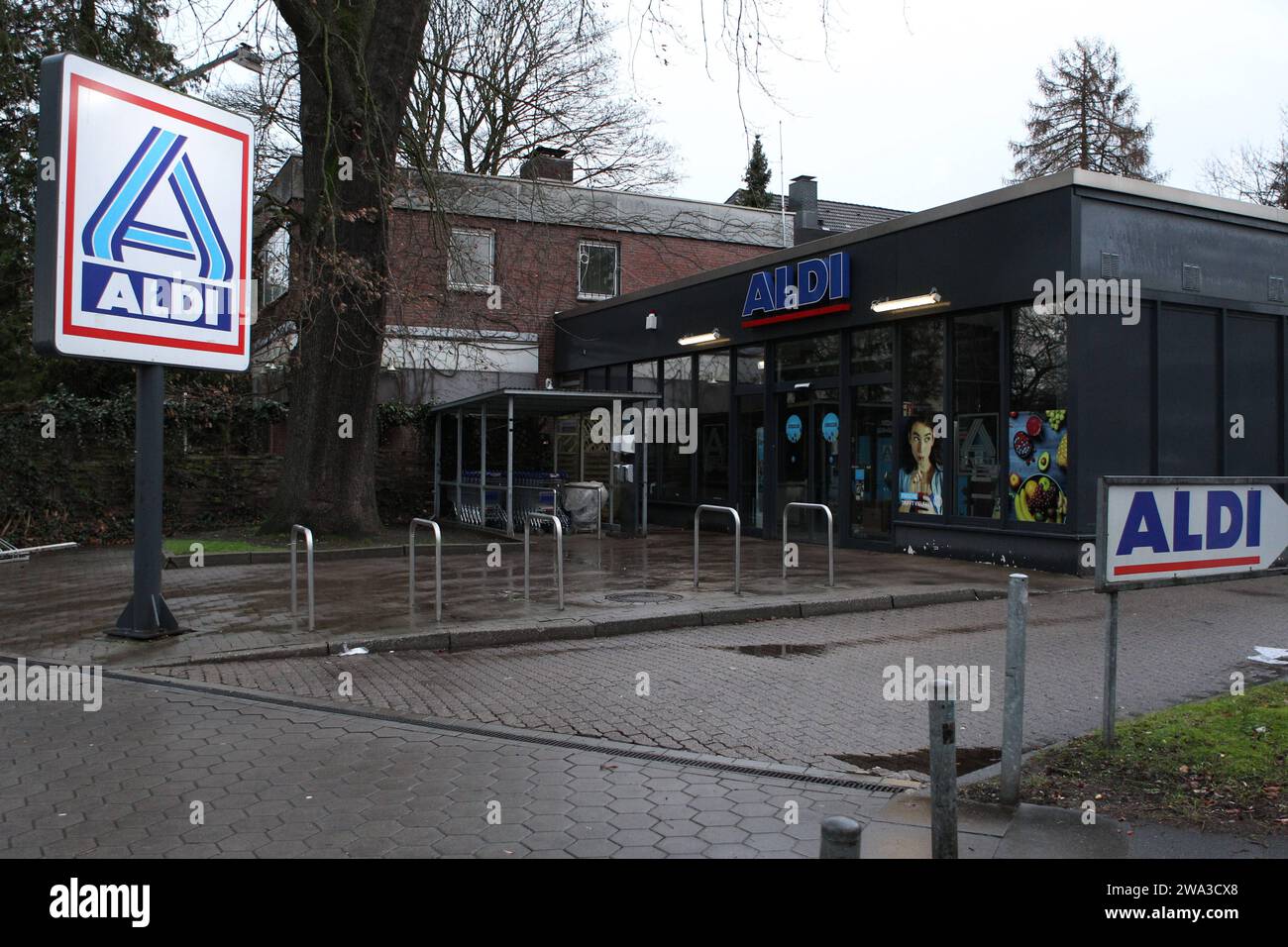 Filiale von Aldi Nord in der Borsteler Chaussee 86. Mit nur 353 Quadratmeter Verkaufsfläche ist sie die kleinste Filiale von Aldi Nord in Deutschland. Groß Borstel Hamburg *** Aldi Nord-Geschäft an der Borsteler Chaussee 86 mit einer Verkaufsfläche von nur 353 Quadratmetern ist es der kleinste Aldi Nord-Laden Deutschlands Groß Borstel Hamburg Stockfoto