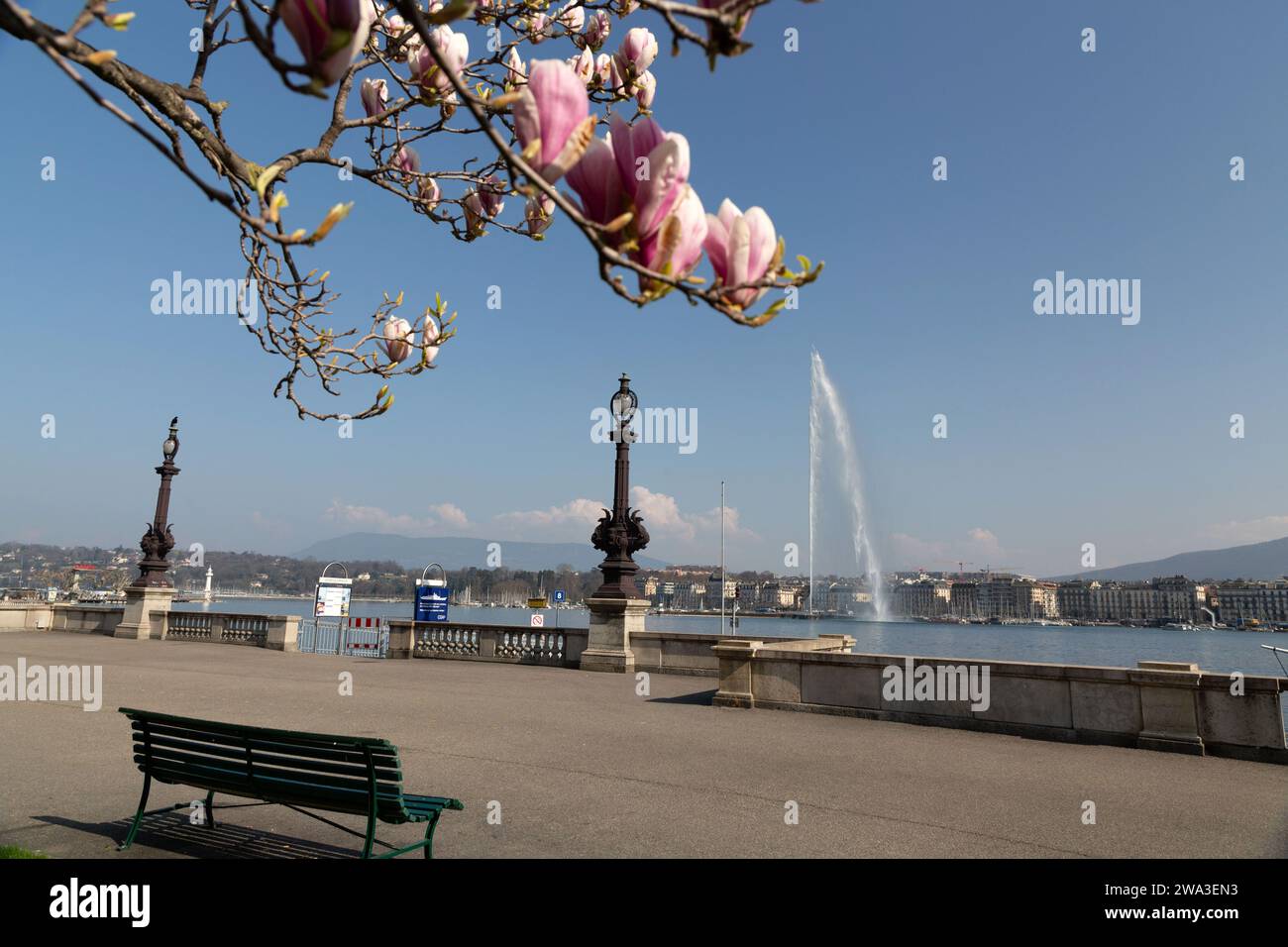 Genf, Schweiz - 25. März 2022: Malerischer Blick vom Genfer See an der Bucht von Genf, dem französischen Teil der Schweiz. Stockfoto