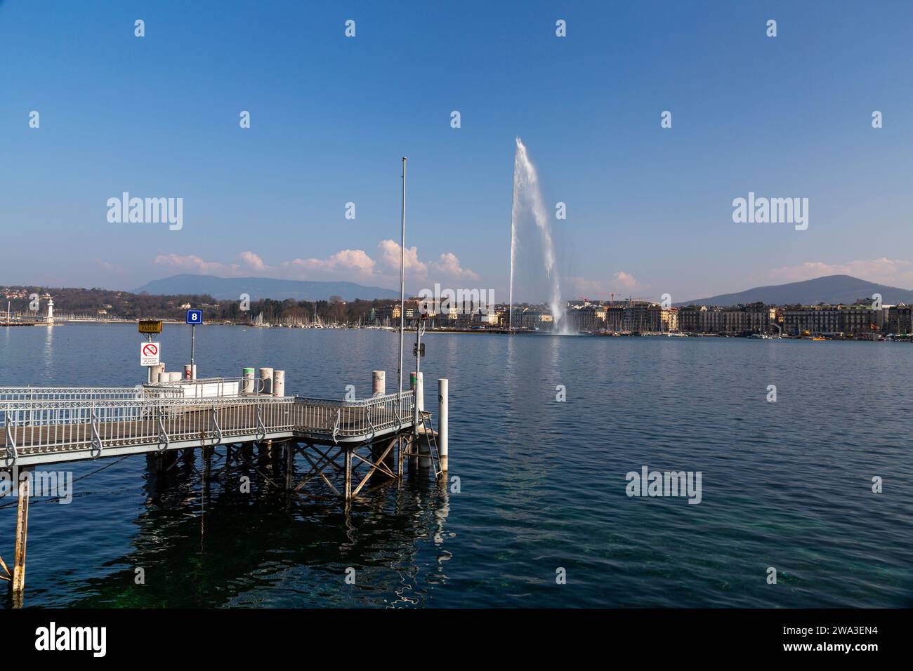 Genf, Schweiz - 25. März 2022: Der Jet d'Eau ist ein großer Brunnen in Genf, Schweiz und eines der berühmtesten Wahrzeichen der Stadt. Stockfoto