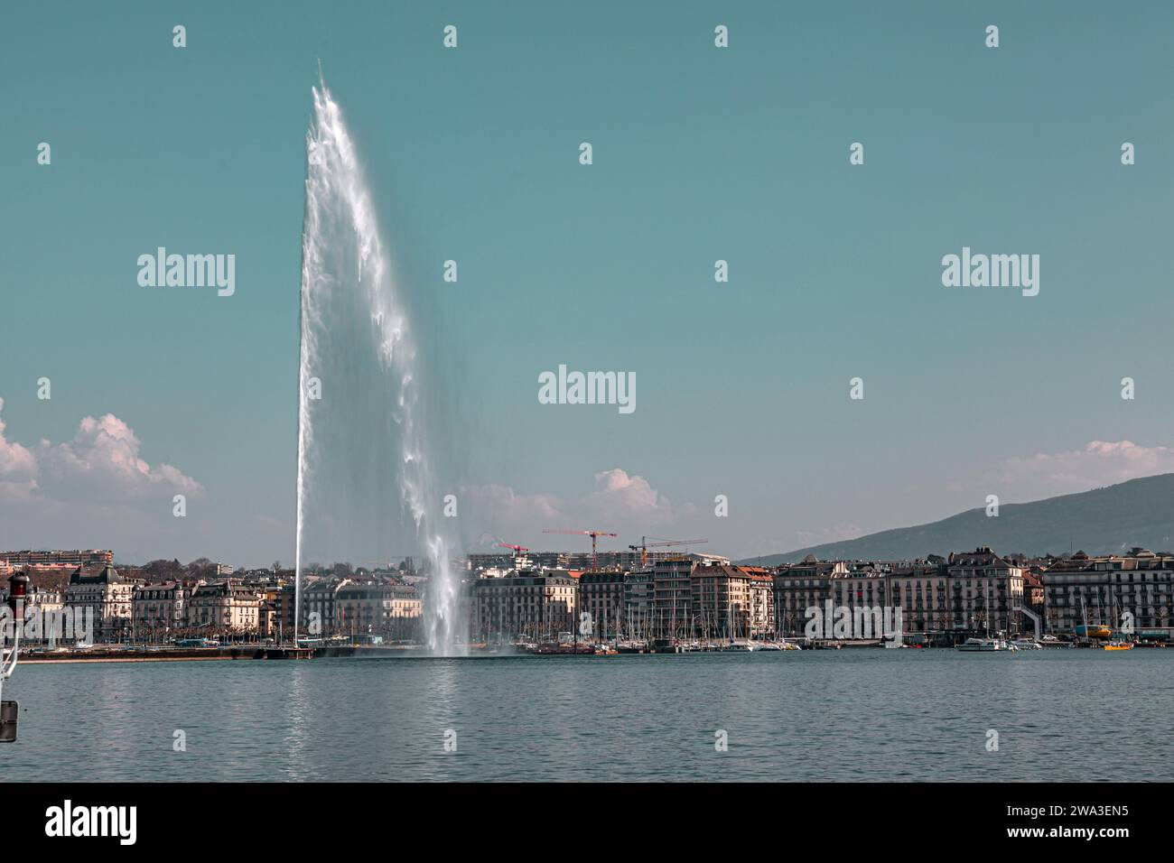 Genf, Schweiz - 25. März 2022: Der Jet d'Eau ist ein großer Brunnen in Genf, Schweiz und eines der berühmtesten Wahrzeichen der Stadt. Stockfoto