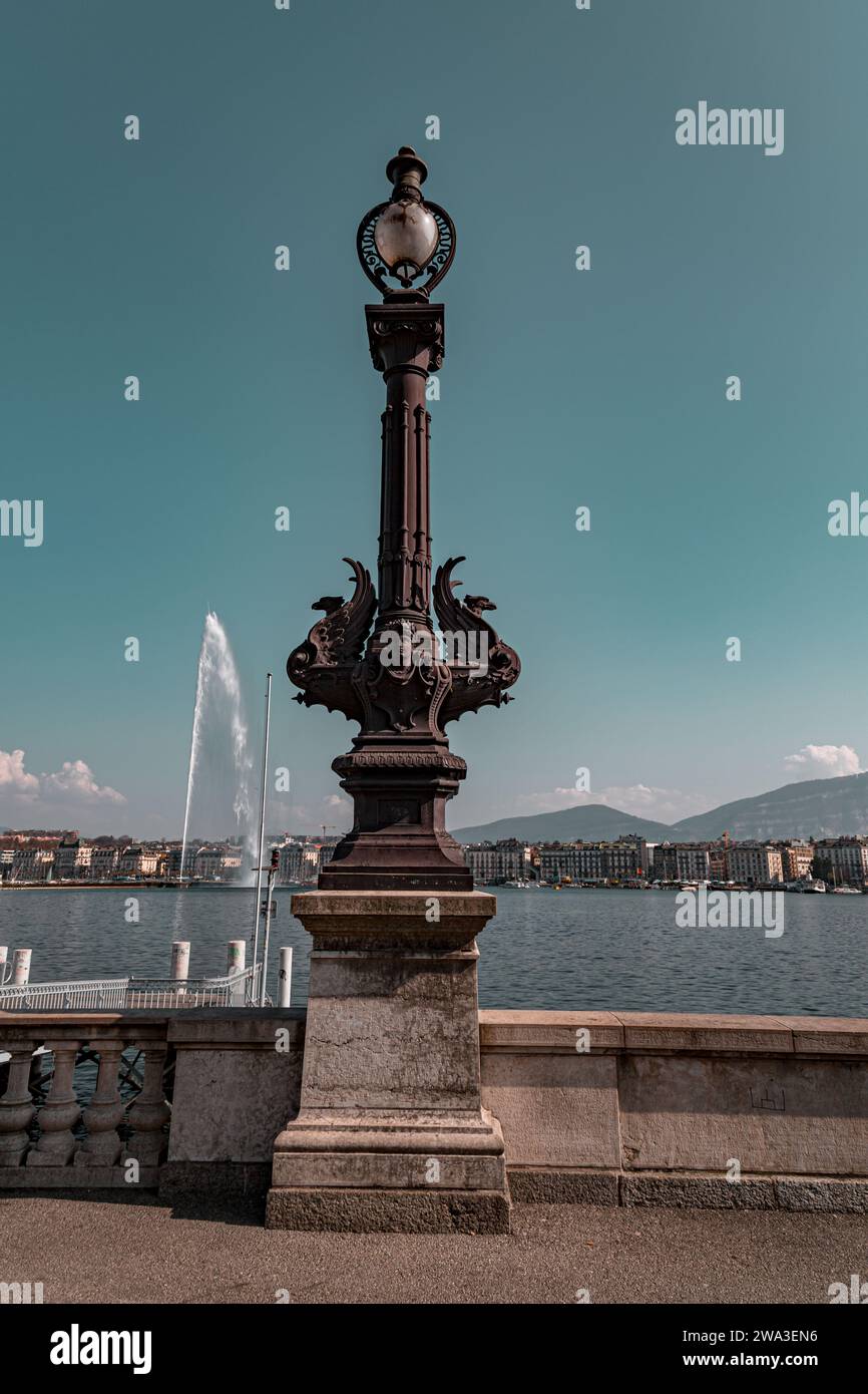 Genf, Schweiz - 25. März 2022: Malerischer Blick vom Genfer See an der Bucht von Genf, dem französischen Teil der Schweiz. Stockfoto