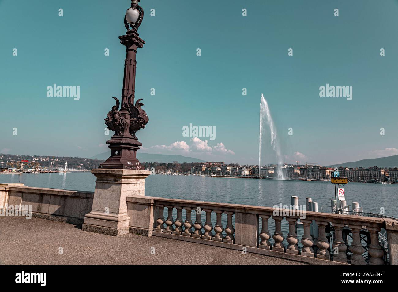 Genf, Schweiz - 25. März 2022: Der Jet d'Eau ist ein großer Brunnen in Genf, Schweiz und eines der berühmtesten Wahrzeichen der Stadt. Stockfoto