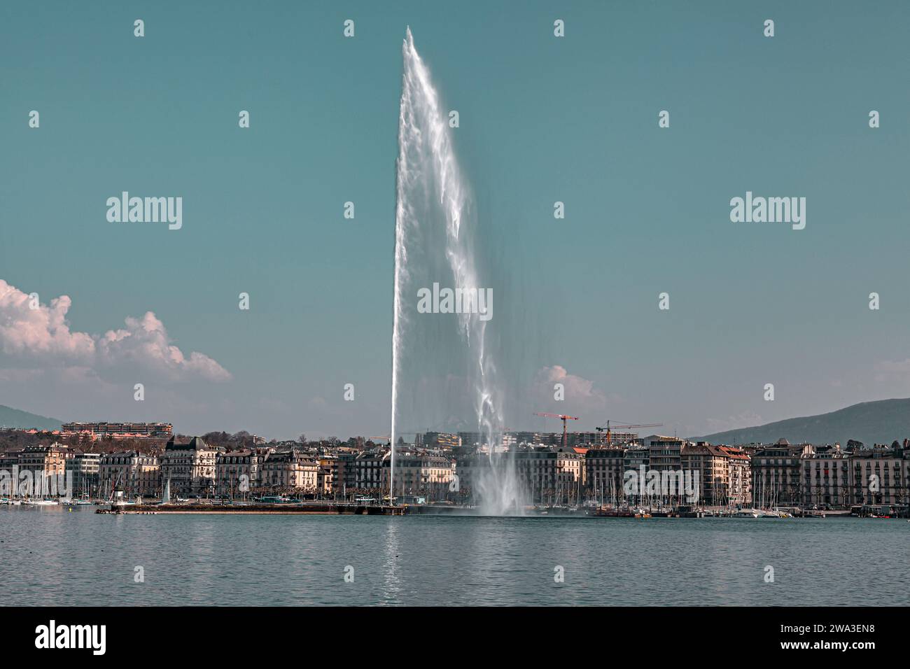 Genf, Schweiz - 25. März 2022: Der Jet d'Eau ist ein großer Brunnen in Genf, Schweiz und eines der berühmtesten Wahrzeichen der Stadt. Stockfoto