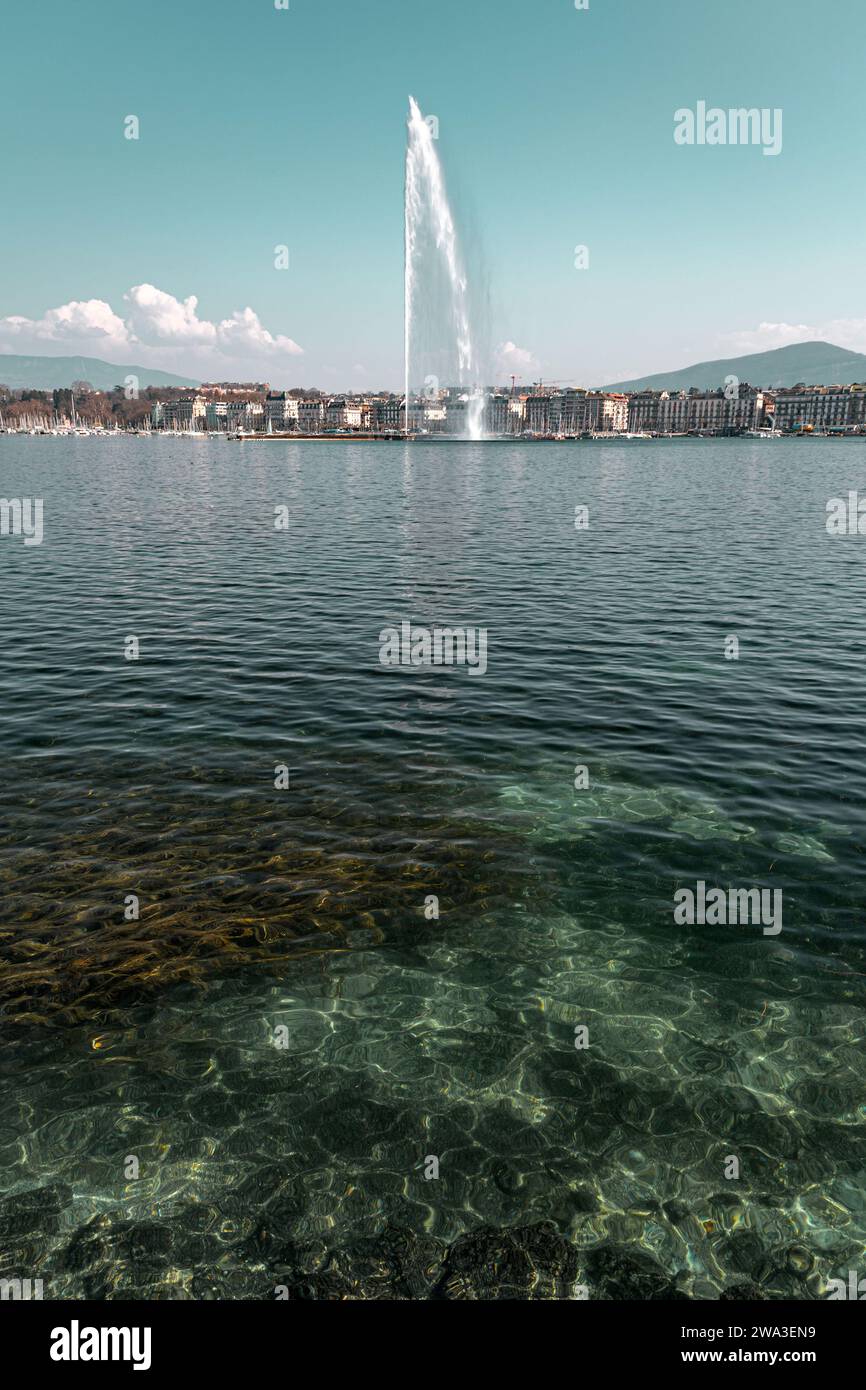 Genf, Schweiz - 25. März 2022: Der Jet d'Eau ist ein großer Brunnen in Genf, Schweiz und eines der berühmtesten Wahrzeichen der Stadt. Stockfoto