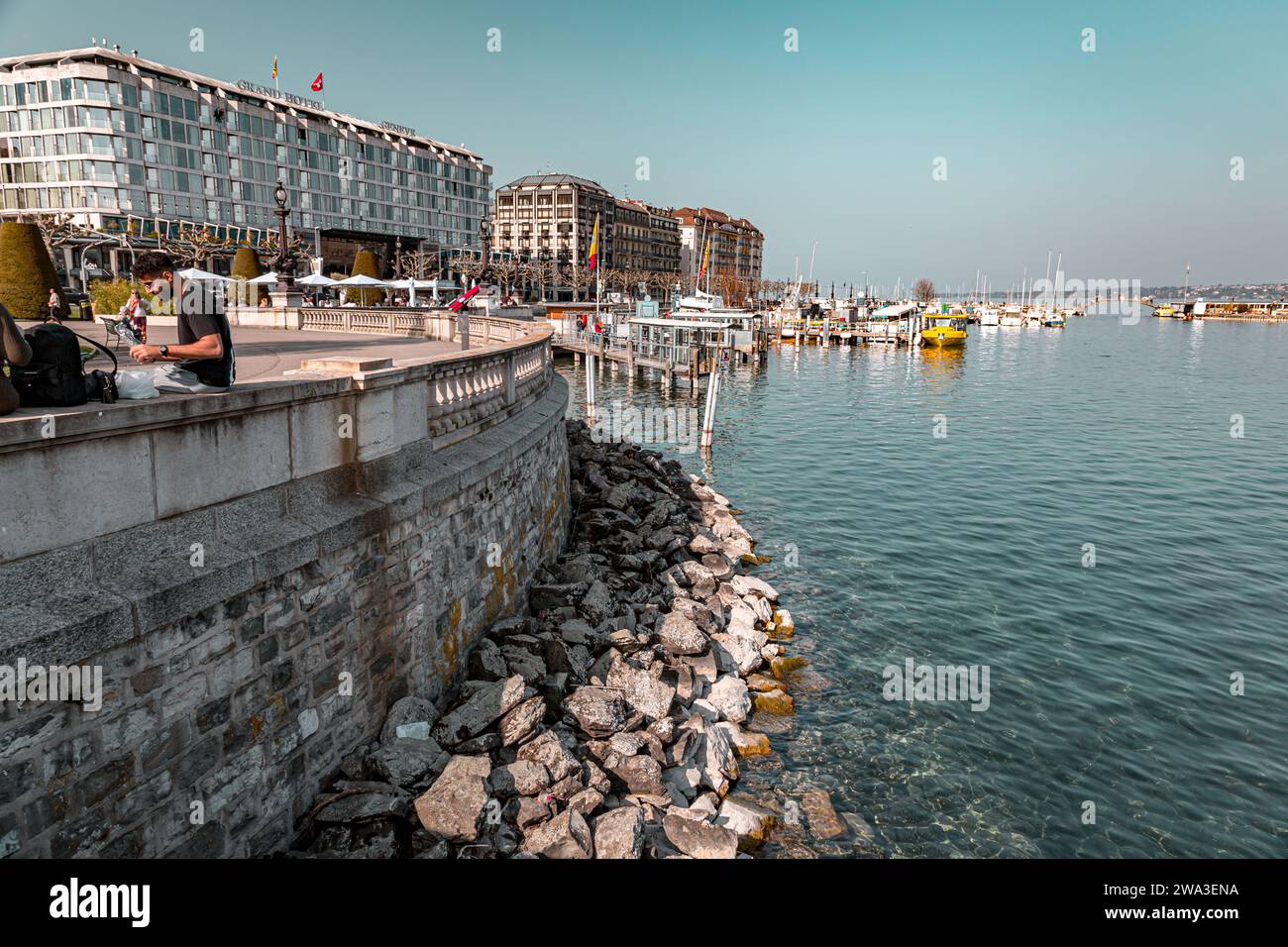 Genf, Schweiz - 25. März 2022: Malerischer Blick vom Genfer See an der Bucht von Genf, dem französischen Teil der Schweiz. Stockfoto