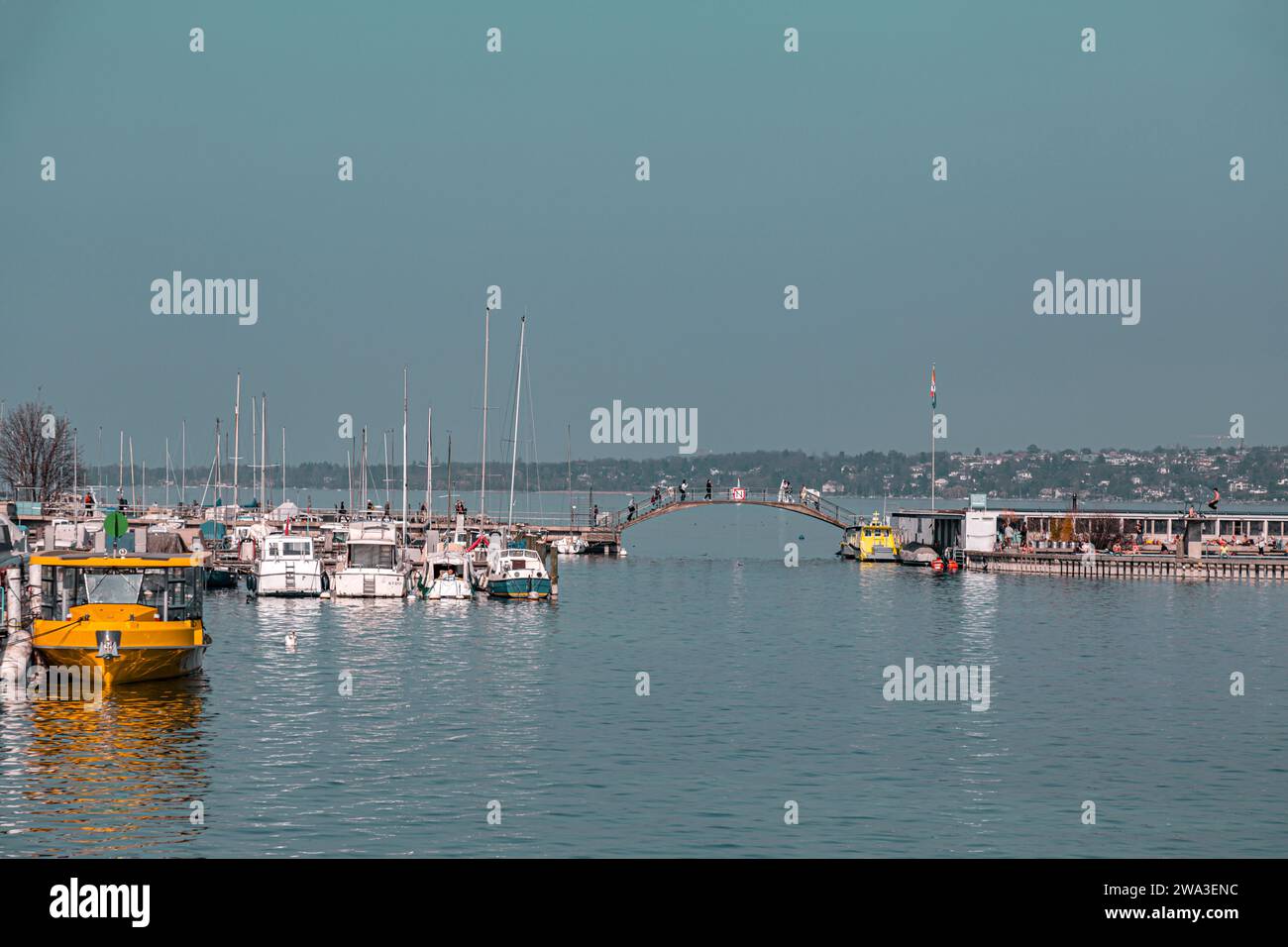 Genf, Schweiz - 25. März 2022: Malerischer Blick vom Genfer See an der Bucht von Genf, dem französischen Teil der Schweiz. Stockfoto