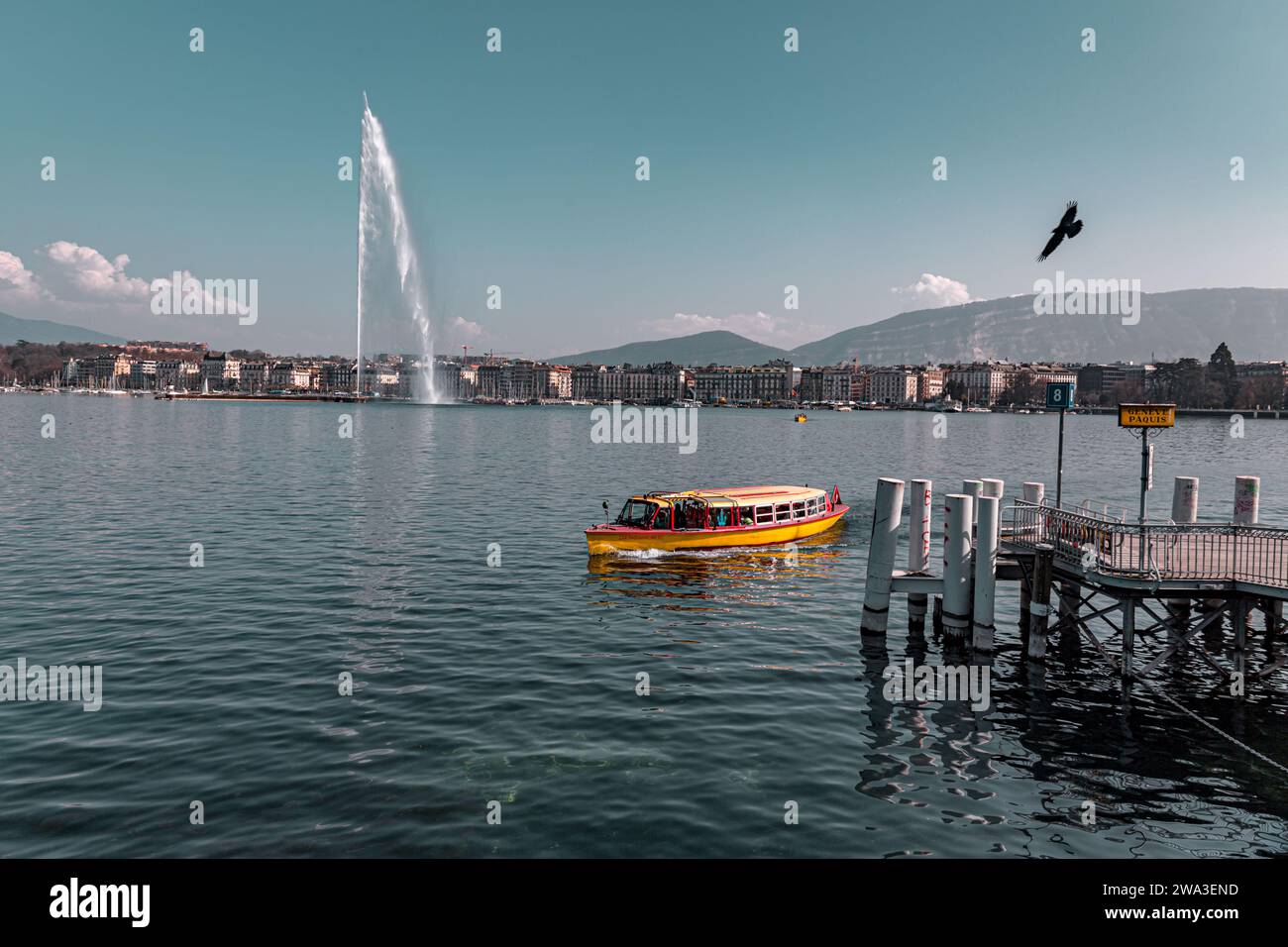 Genf, Schweiz - 25. März 2022: Malerischer Blick vom Genfer See an der Bucht von Genf, dem französischen Teil der Schweiz. Stockfoto