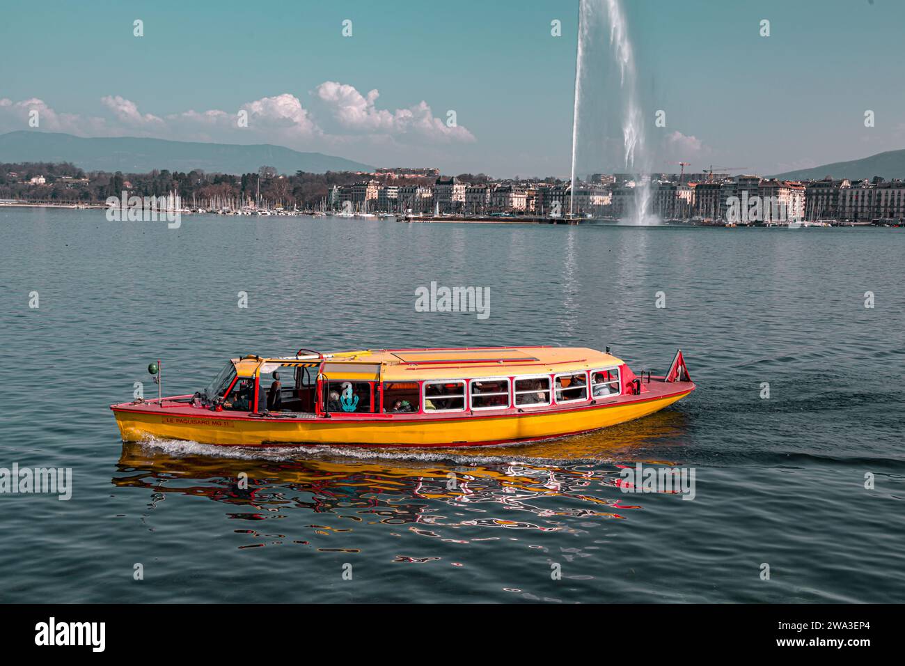 Genf, Schweiz - 25. März 2022: Der Jet d'Eau ist ein großer Brunnen in Genf, Schweiz und eines der berühmtesten Wahrzeichen der Stadt. Stockfoto