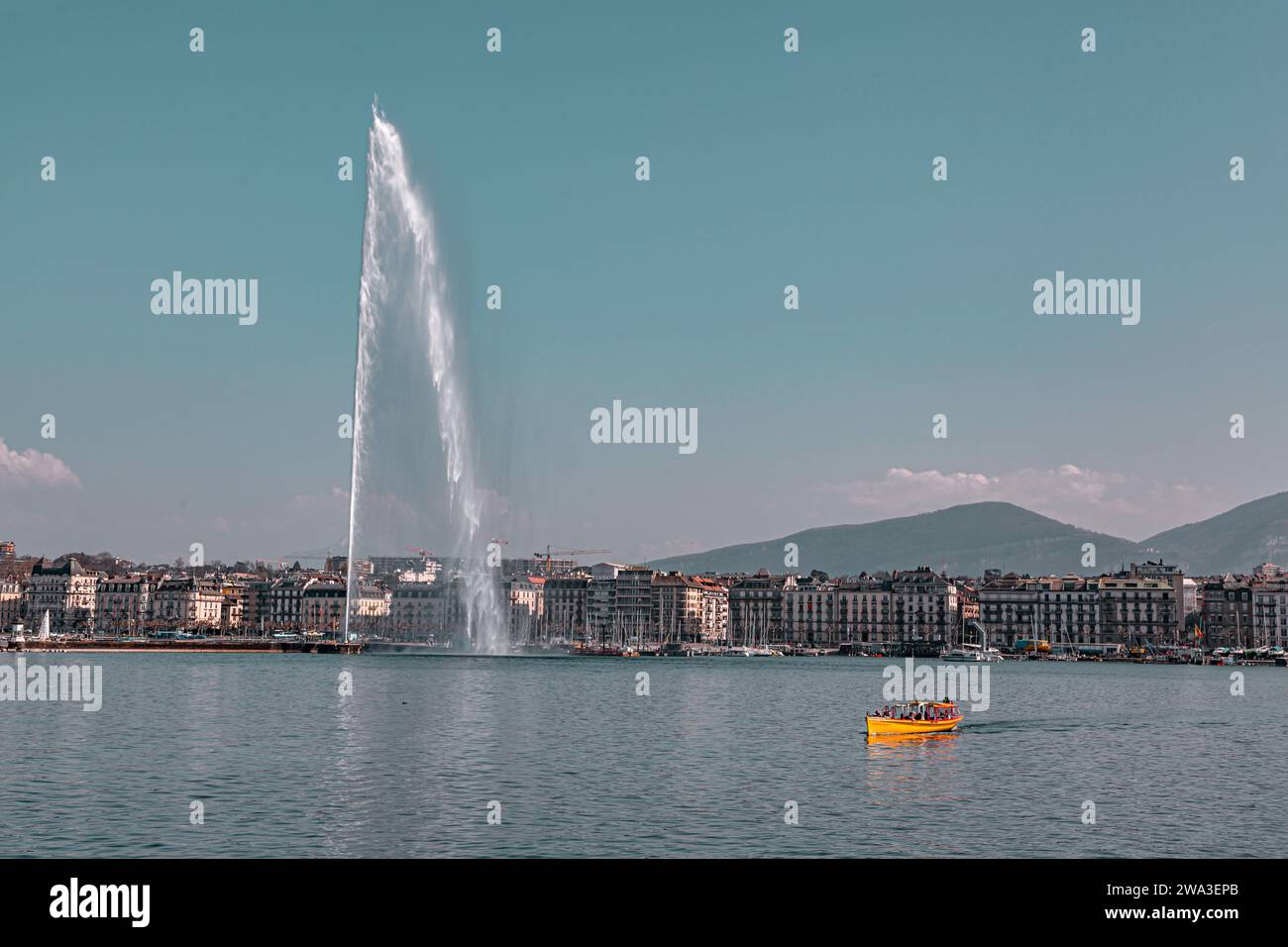 Genf, Schweiz - 25. März 2022: Der Jet d'Eau ist ein großer Brunnen in Genf, Schweiz und eines der berühmtesten Wahrzeichen der Stadt. Stockfoto