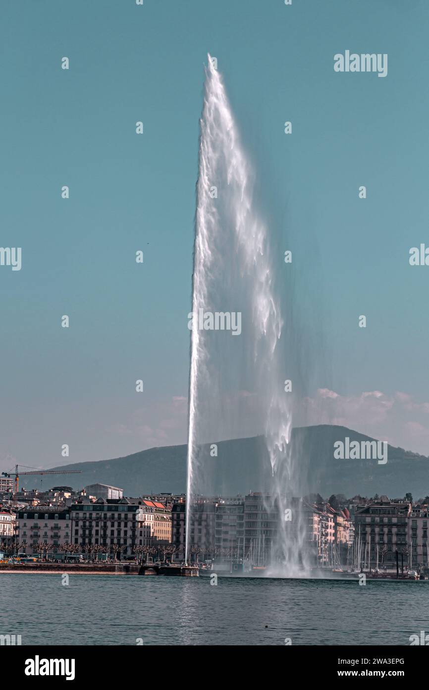Genf, Schweiz - 25. März 2022: Der Jet d'Eau ist ein großer Brunnen in Genf, Schweiz und eines der berühmtesten Wahrzeichen der Stadt. Stockfoto