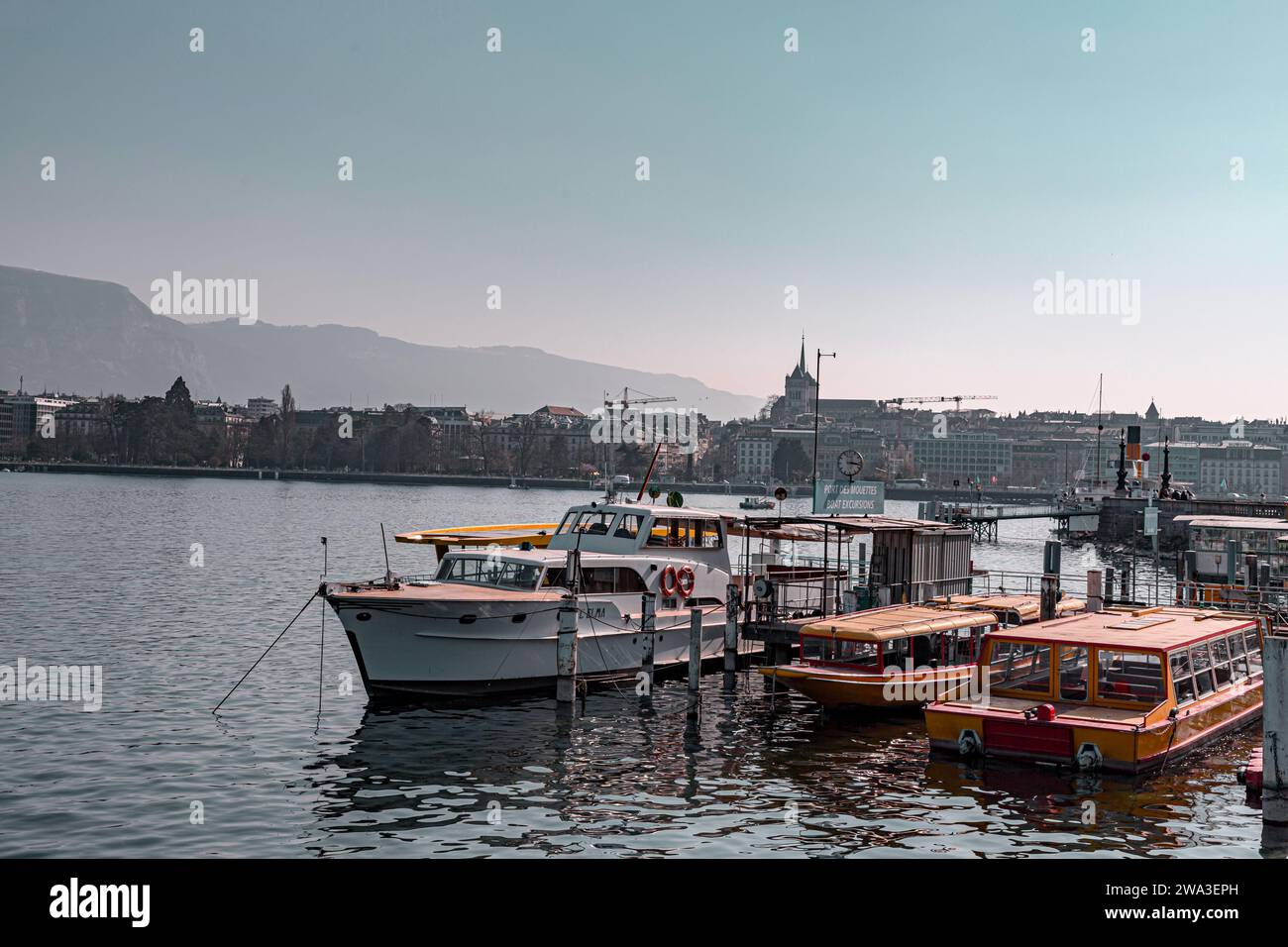 Genf, Schweiz - 25. März 2022: Malerischer Blick vom Genfer See an der Bucht von Genf, dem französischen Teil der Schweiz. Stockfoto