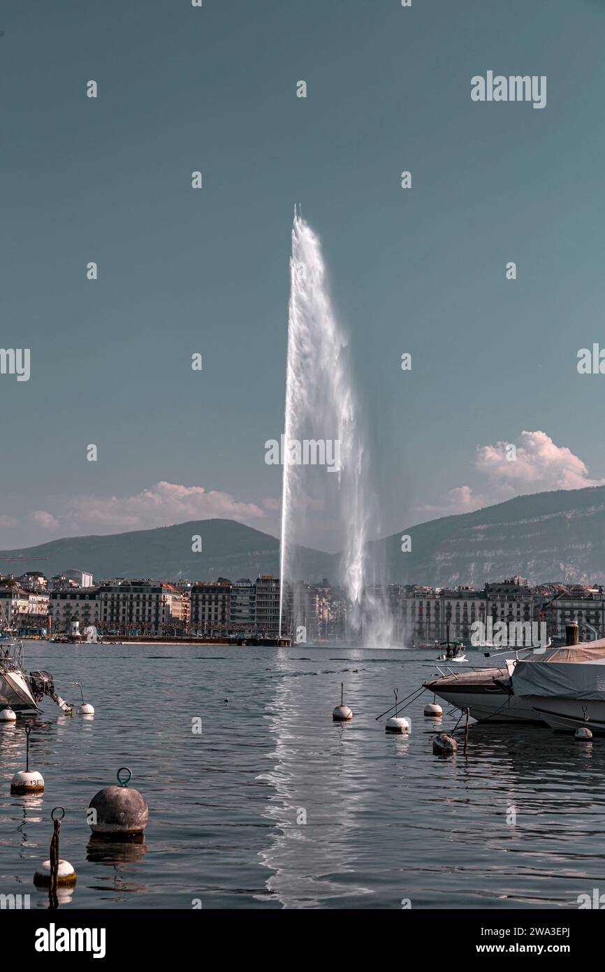 Genf, Schweiz - 25. März 2022: Der Jet d'Eau ist ein großer Brunnen in Genf, Schweiz und eines der berühmtesten Wahrzeichen der Stadt. Stockfoto
