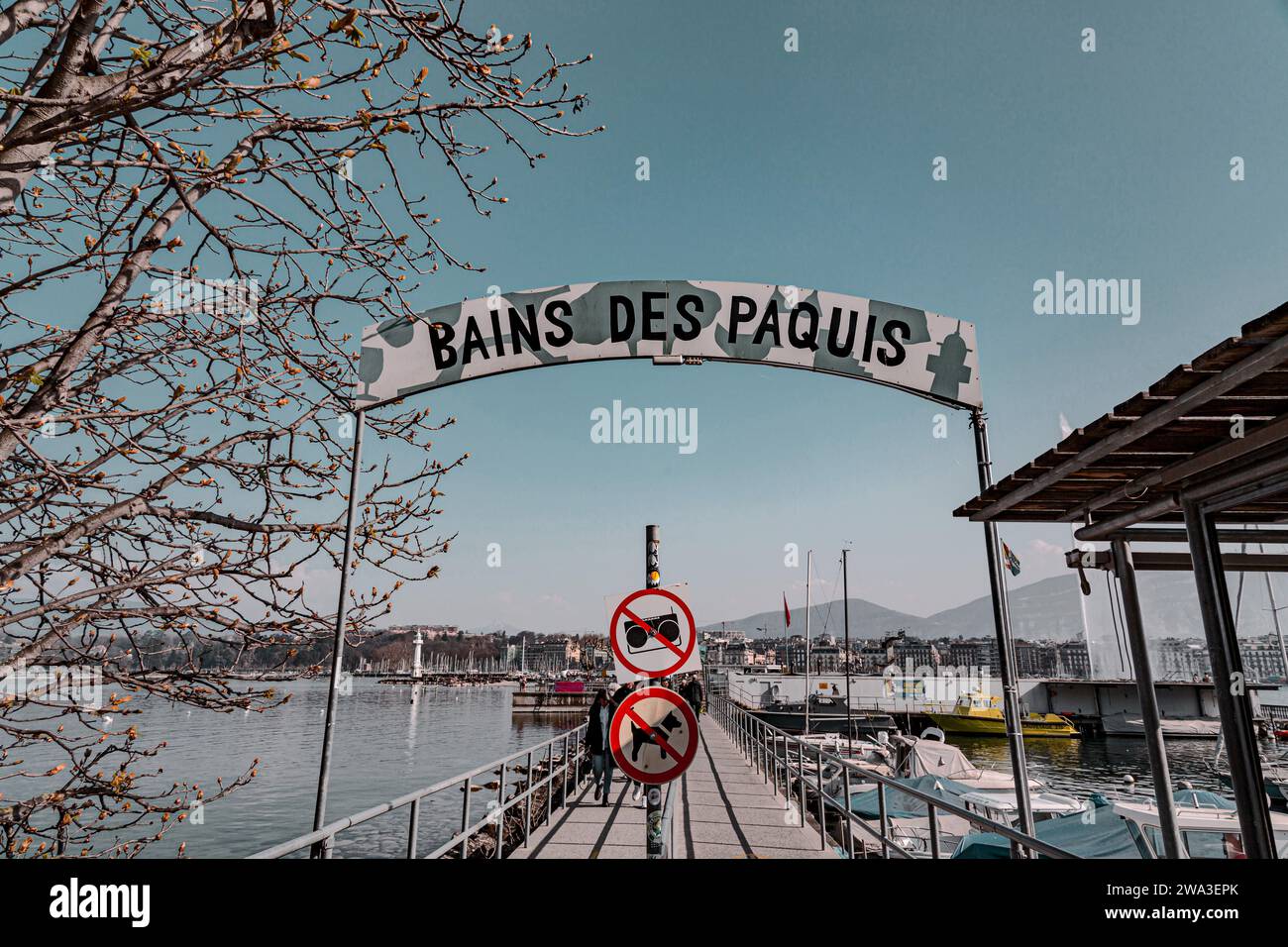 Genf, Schweiz - 25. März 2022: Les Bains des Paquis ist eine öffentliche Badeanlage am Pier am rechten Ufer des Genfer Sees Stockfoto