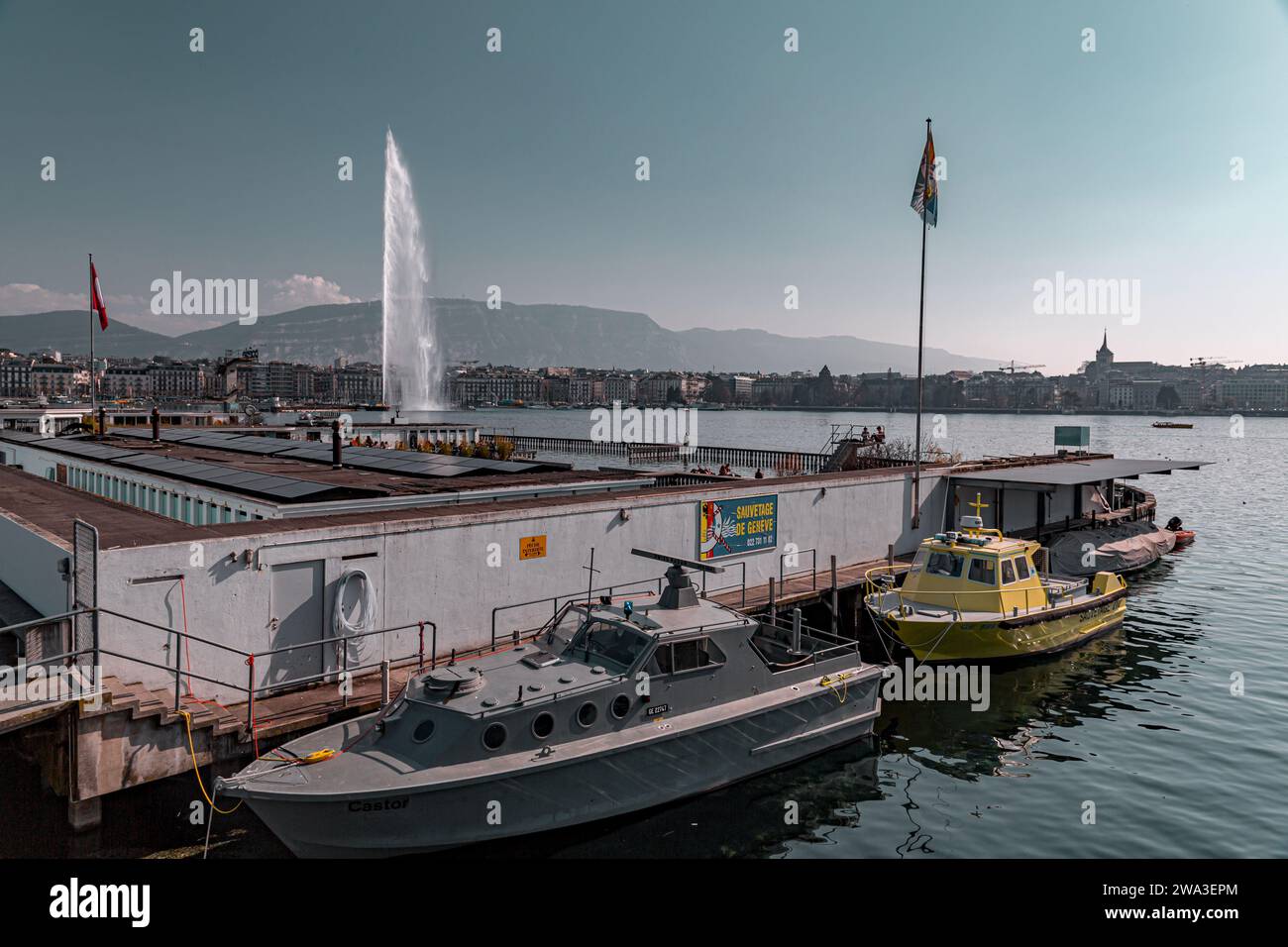 Genf, Schweiz - 25. März 2022: Les Bains des Paquis ist eine öffentliche Badeanlage am Pier am rechten Ufer des Genfer Sees Stockfoto