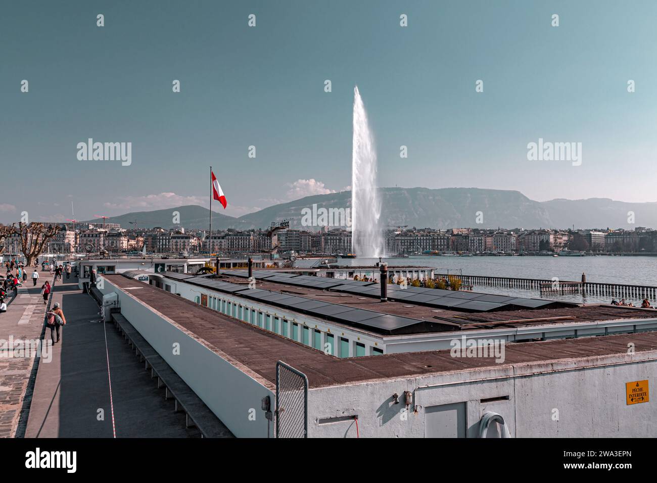 Genf, Schweiz - 25. März 2022: Les Bains des Paquis ist eine öffentliche Badeanlage am Pier am rechten Ufer des Genfer Sees Stockfoto