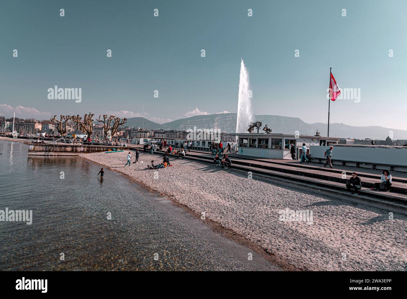 Genf, Schweiz - 25. März 2022: Menschen genießen den malerischen Blick auf den Genfer See an der Bucht von Genf, dem französischen Teil der Schweiz. Stockfoto