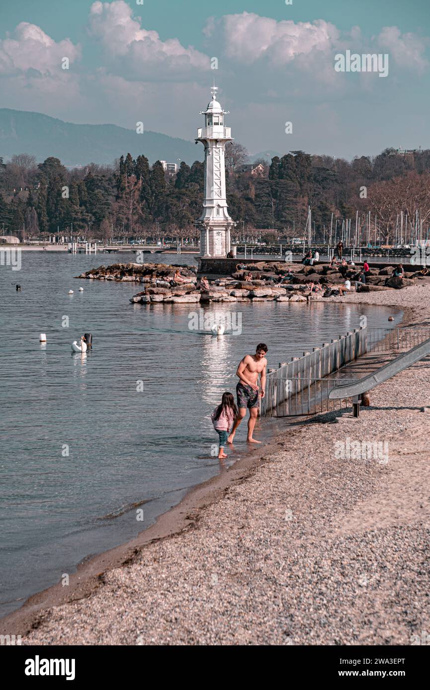 Genf, Schweiz - 25. März 2022: Menschen genießen den malerischen Blick auf den Genfer See an der Bucht von Genf, dem französischen Teil der Schweiz. Stockfoto