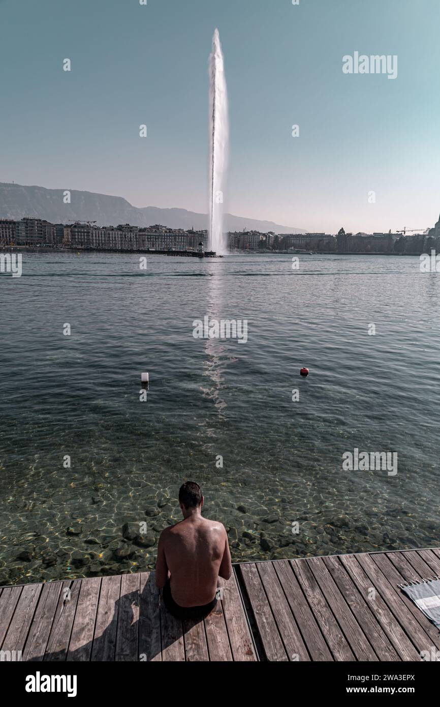 Genf, Schweiz - 25. März 2022: Menschen genießen den malerischen Blick auf den Genfer See an der Bucht von Genf, dem französischen Teil der Schweiz. Stockfoto