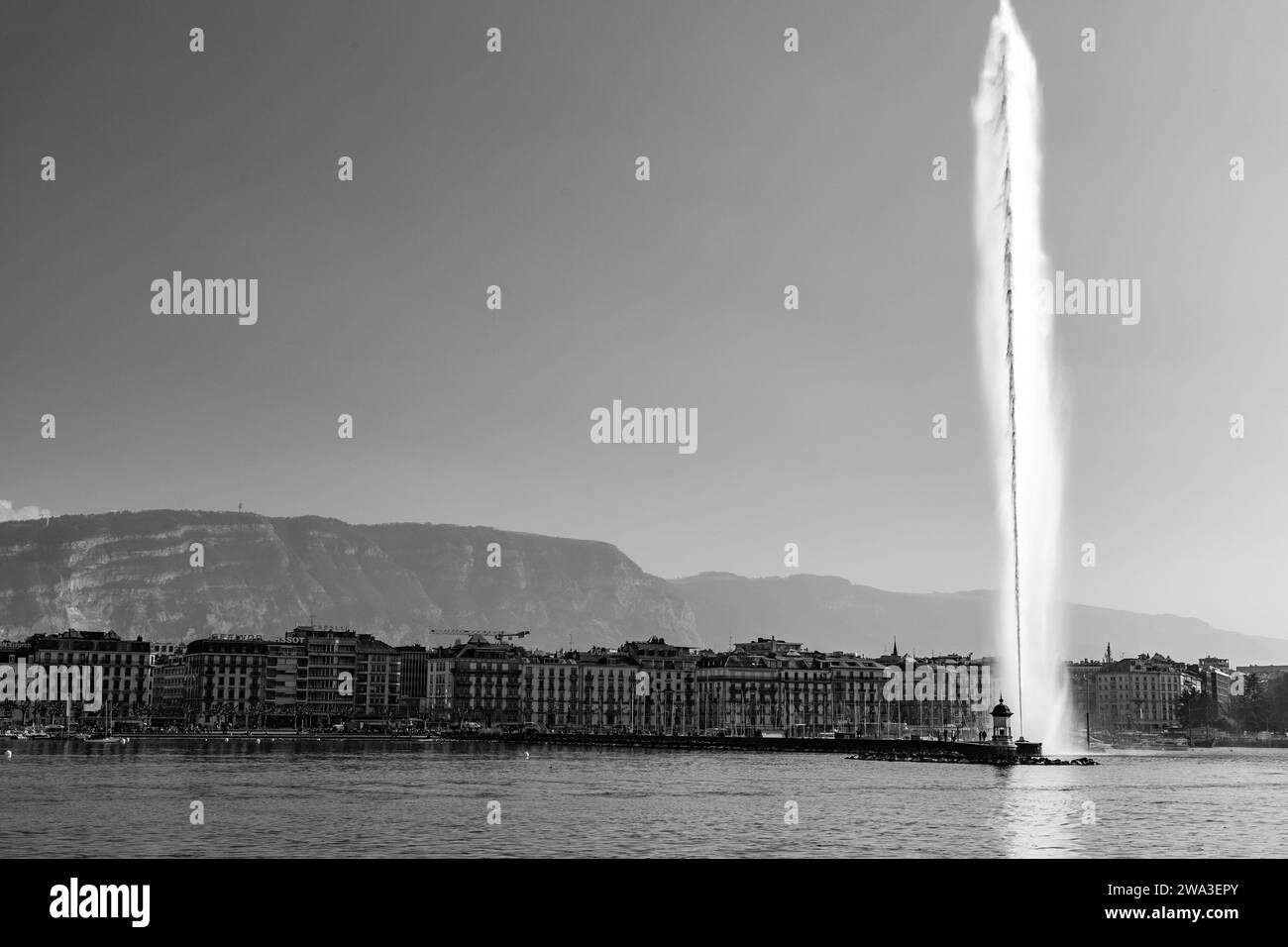 Genf, Schweiz - 25. März 2022: Der Jet d'Eau ist ein großer Brunnen in Genf, Schweiz und eines der berühmtesten Wahrzeichen der Stadt. Stockfoto