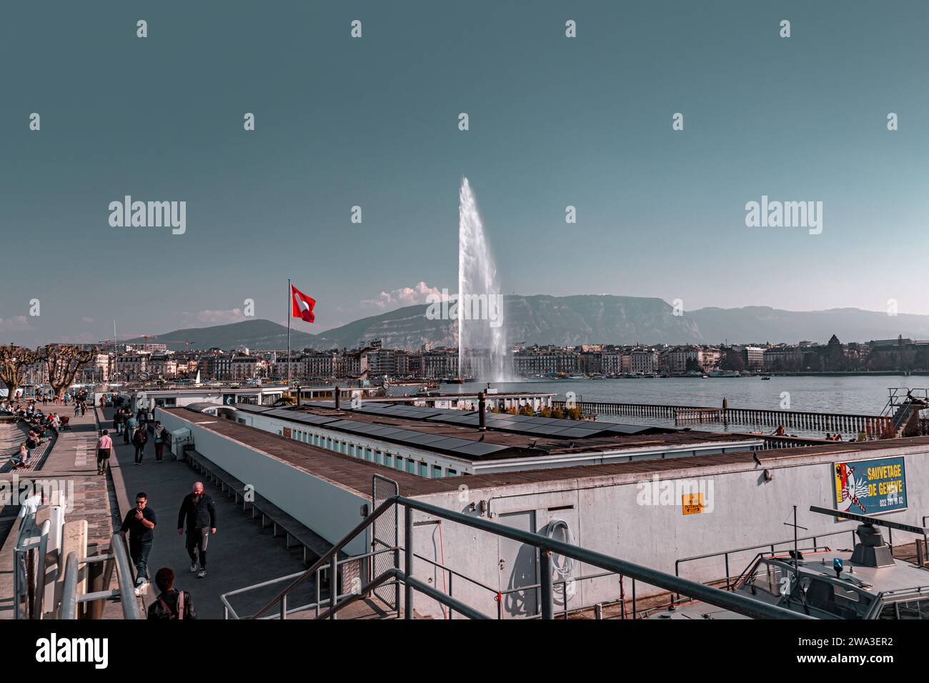 Genf, Schweiz - 25. März 2022: Les Bains des Paquis ist eine öffentliche Badeanlage am Pier am rechten Ufer des Genfer Sees Stockfoto