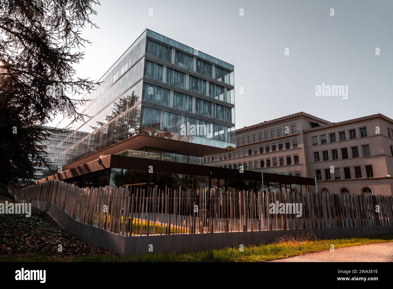 Genf, Schweiz - 25. März 2022: Moderne Architektur und Blick auf die Straße in Genf, Schweiz. Stockfoto