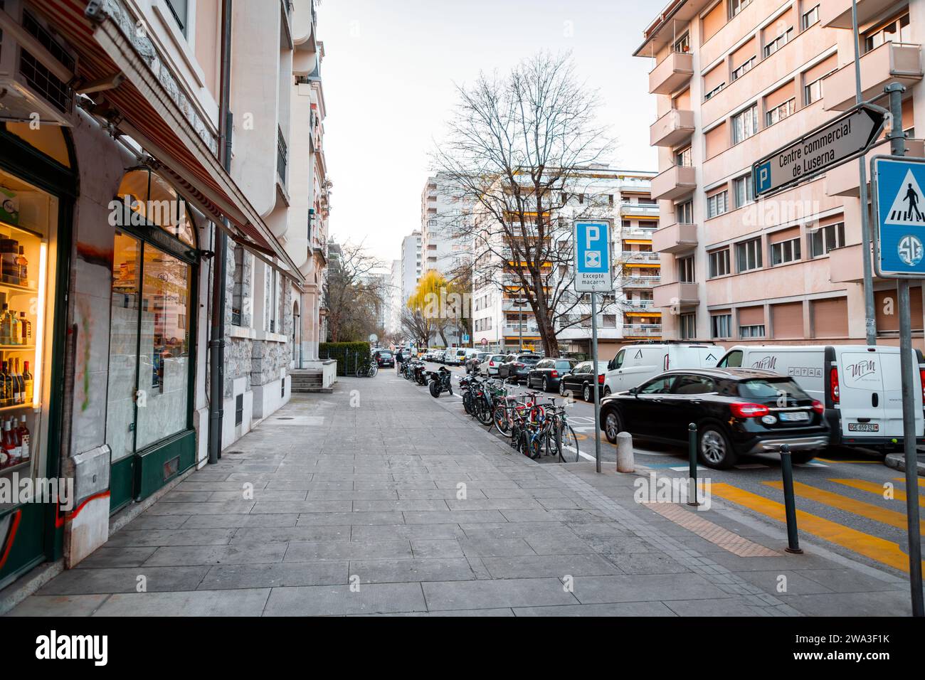 Genf, Schweiz - 25. März 2022: Moderne Architektur und Blick auf die Straße in Genf, Schweiz. Stockfoto