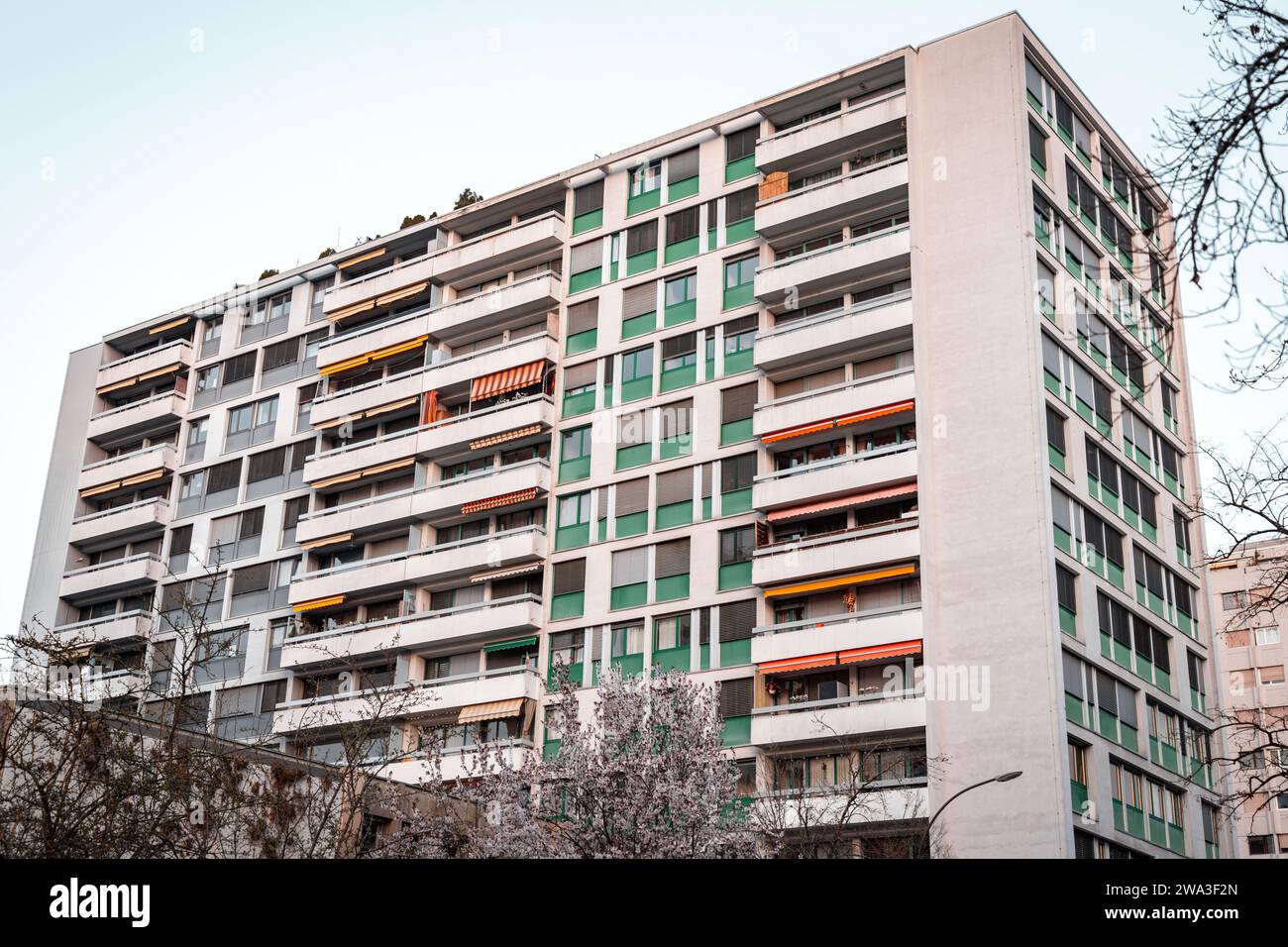 Genf, Schweiz - 25. März 2022: Moderne Architektur und Blick auf die Straße in Genf, Schweiz. Stockfoto