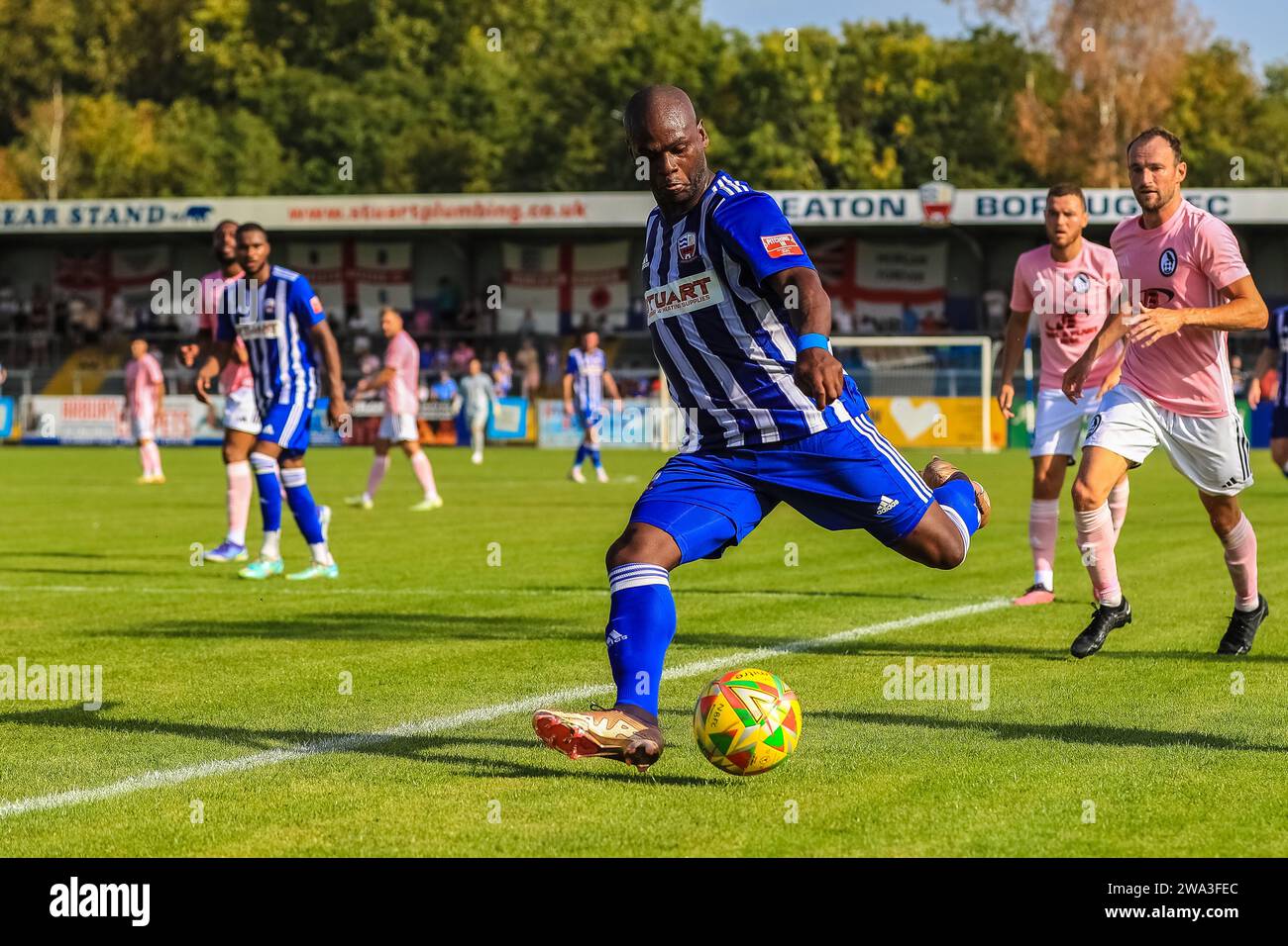 Der Ex-Profi-Fußballspieler Leroy Lita schlägt im Spiel von Nuneaton Borough gegen Coalville Town den Ball zum Tor. Stockfoto