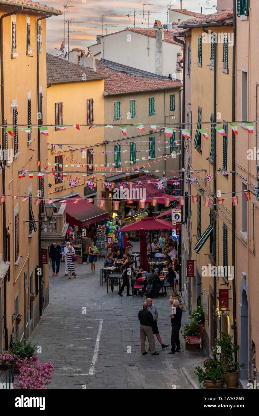 Erhöhter Blick auf die Hauptstraße von Castagneto Carducci mit Menschen im Sommer bei Sonnenuntergang, Livorno, Toskana, Italien Stockfoto