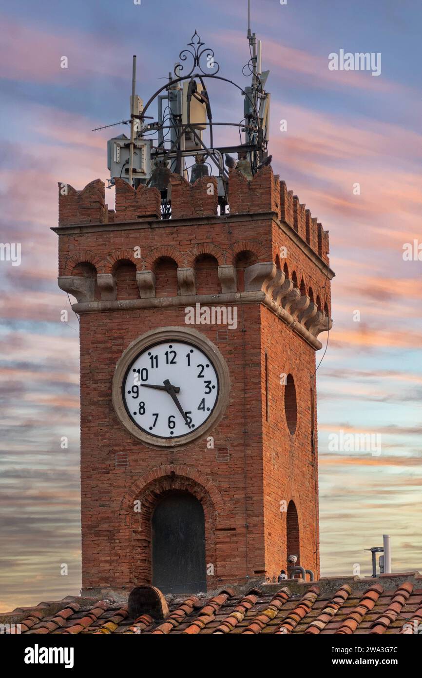 Der Bürgerturm des mittelalterlichen Dorfes in der toskanischen Maremma vor dem Sonnenuntergangshimmel, Castagneto Carducci, Livorno, Toskana, Italien Stockfoto