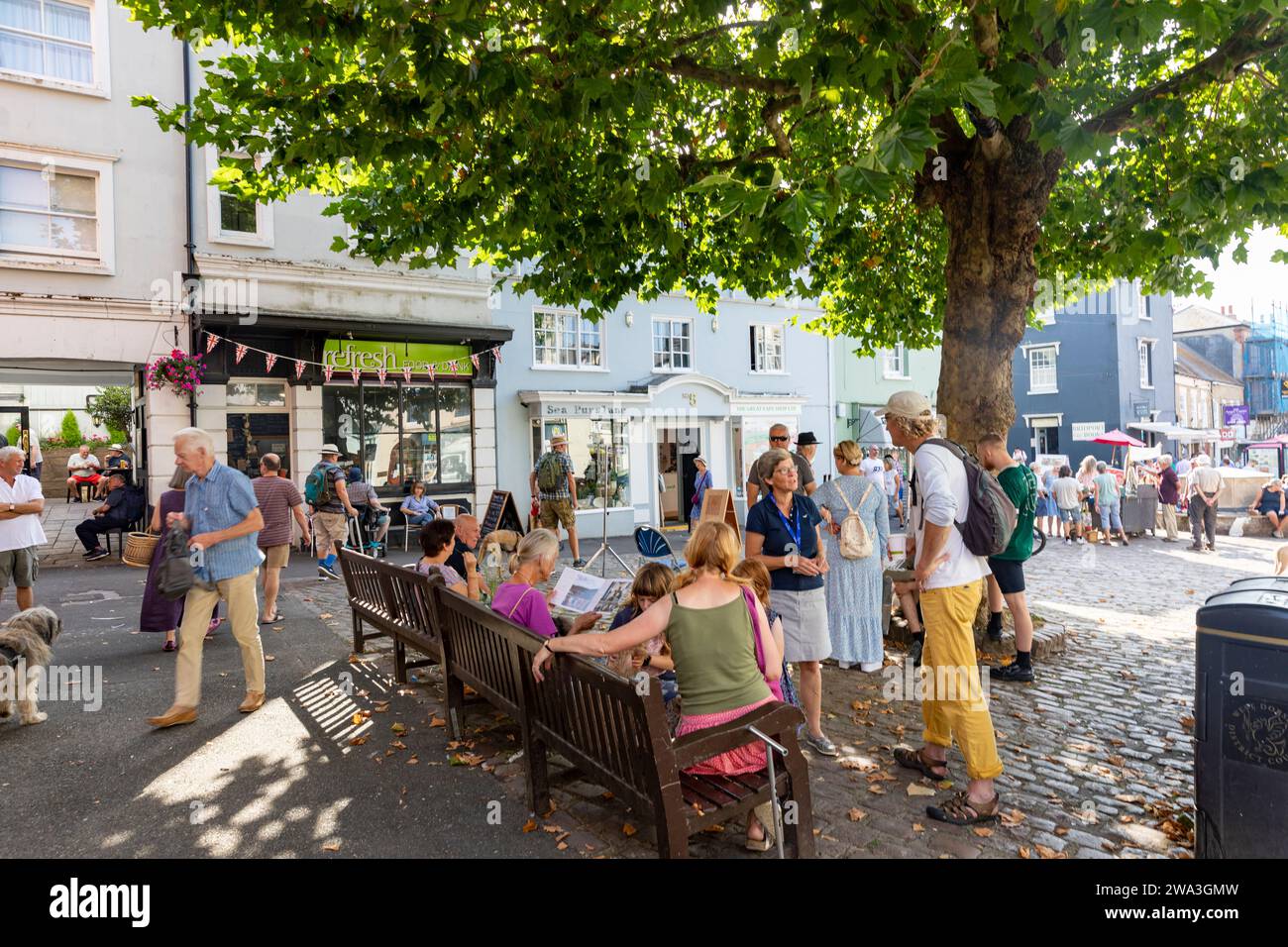 Stadtzentrum von Bridport, Marktstadt in Dorset, Bewohner sitzen am Markttag auf dem Bucky Doo Square, England, Großbritannien, 2023 Stockfoto