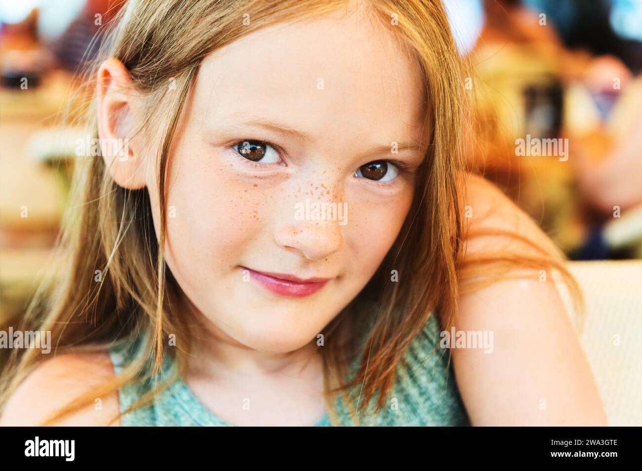 Nahaufnahme Porträt eines süßen kleinen Mädchens von 7-8 Jahren Stockfoto