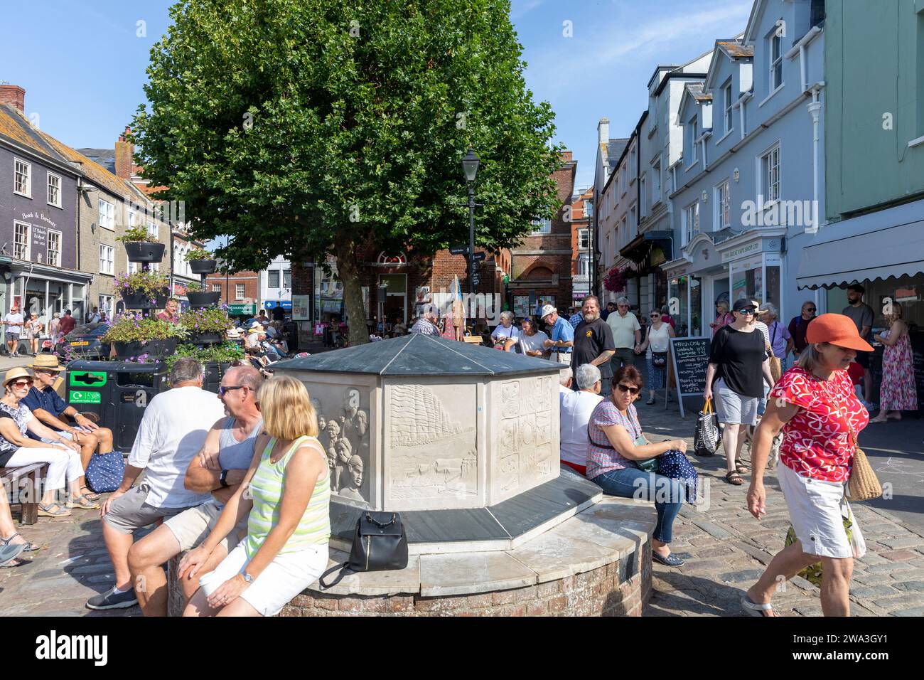 Stadtzentrum von Bridport, Marktstadt in Dorset, Bewohner sitzen am Markttag auf dem Bucky Doo Square, England, Großbritannien, 2023 Stockfoto