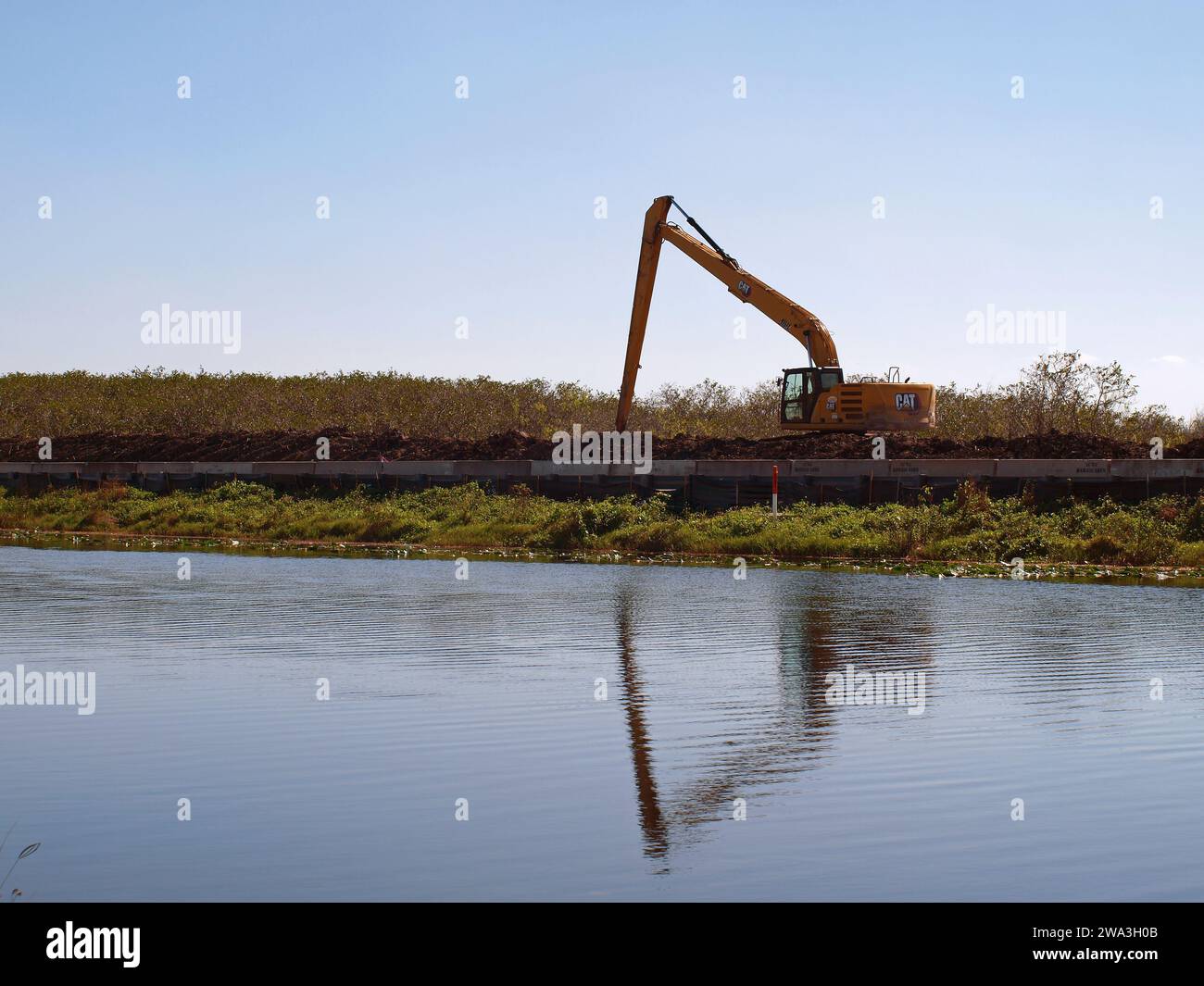 Everglades, Florida, Vereinigte Staaten - 1. Januar 2024: Schwere Maschinen, die an der Restaurierung der Everglades entlang des Tamiami Trail beteiligt waren. Stockfoto