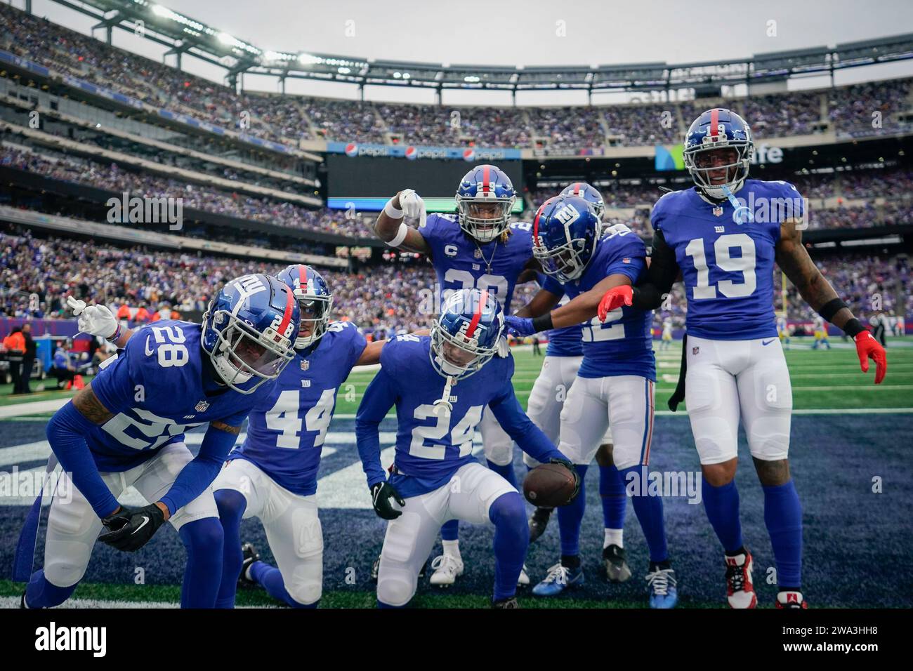 New York Giants players celebrate a play during an NFL football game against the Los Angeles Rams on Sunday, Dec. 31, 2023, in East Rutherford, N.J. (AP Photo/Bryan Woolston) Stockfoto