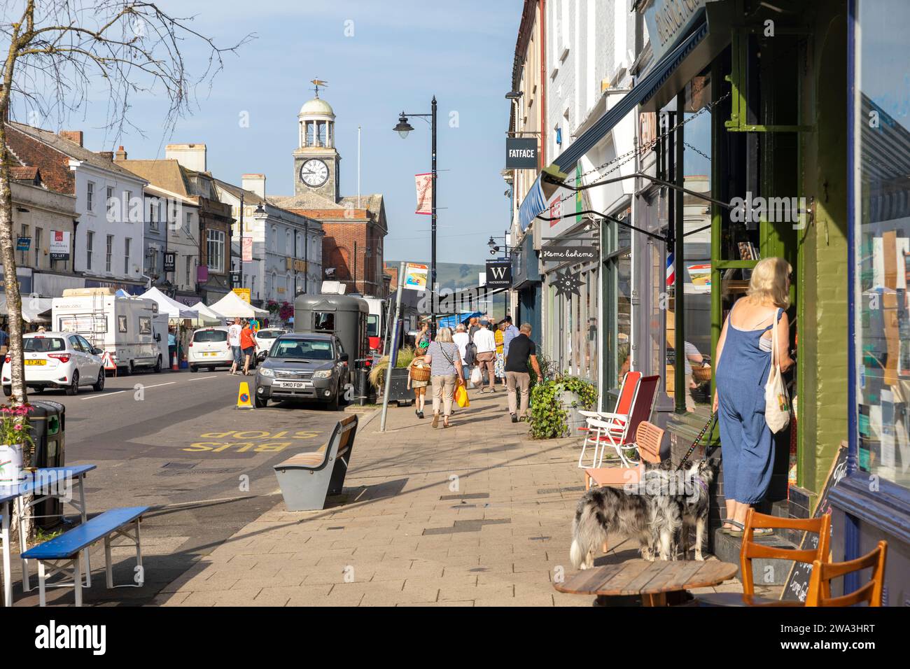 Bridport Dorset, Stadtzentrum und Geschäfte, Einkaufsmöglichkeiten entlang der East Street an einem sonnigen Septembertag, englische Stadt, England, Großbritannien, 2023 Stockfoto