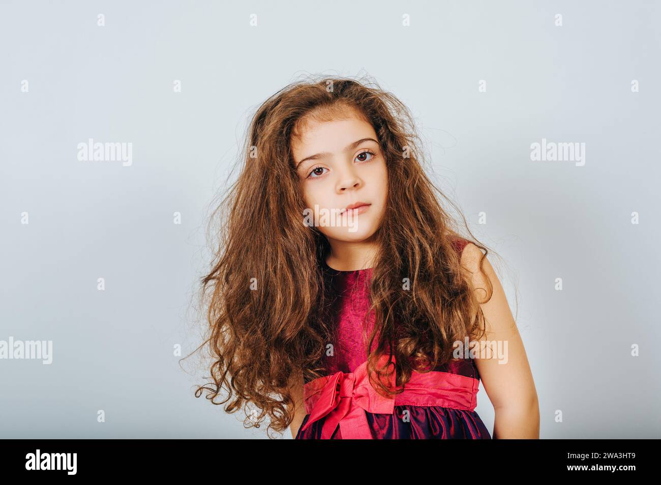 Studio-Aufnahme eines 5-jährigen Mädchens mit langen lockigen Haaren Stockfoto