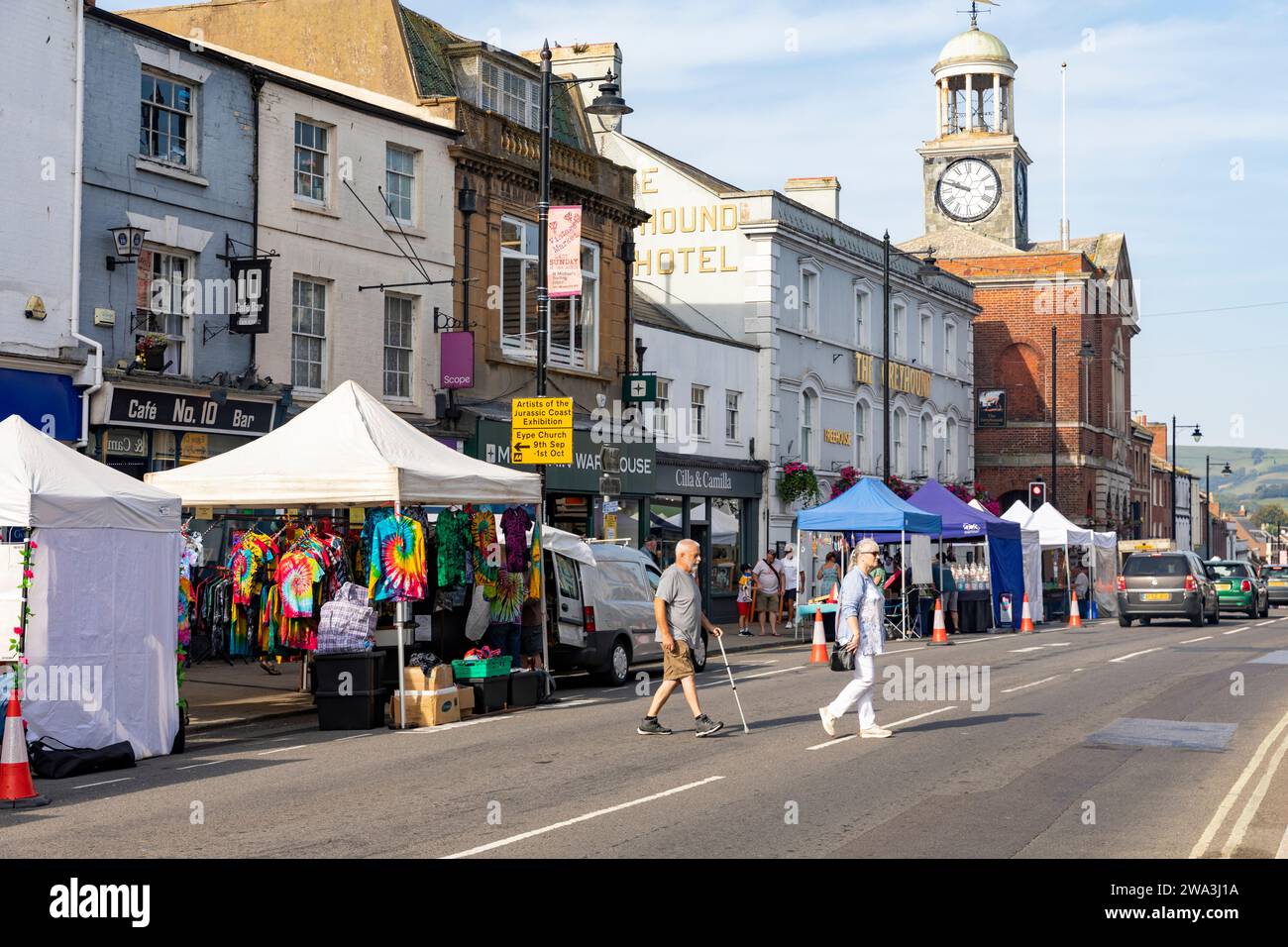 Bridport in West Dorset, Markttag in der Stadt und Ladenbesitzer verkaufen Waren und Artikel von ihren Ständen, England, Großbritannien, sonniger Tag im Jahr 2023 Stockfoto