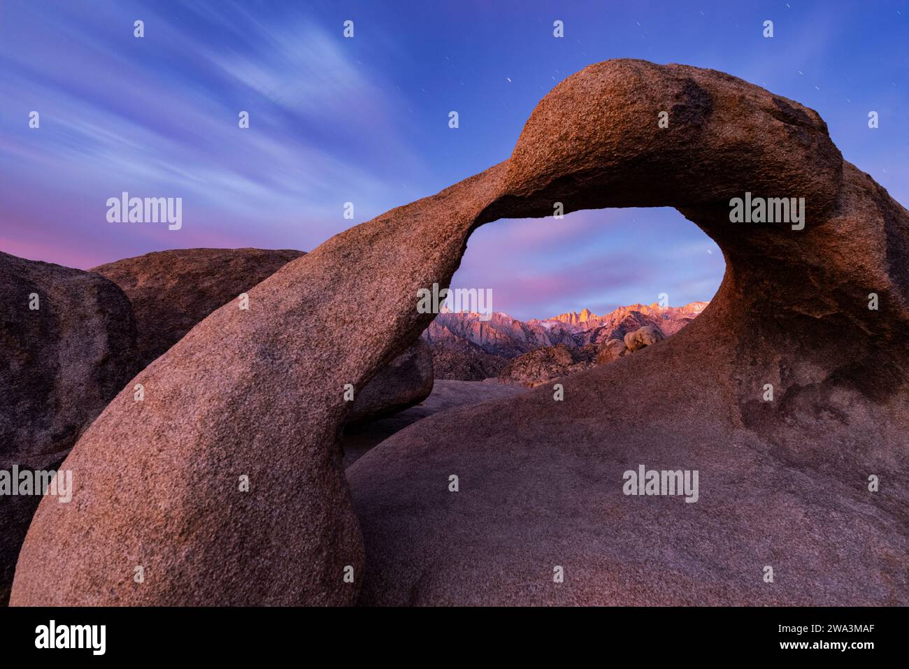 Sonnenaufgang am Mt. Whitney, durch Mobius Arch, Alabama Hills, Lone Pine, Kalifornien Stockfoto