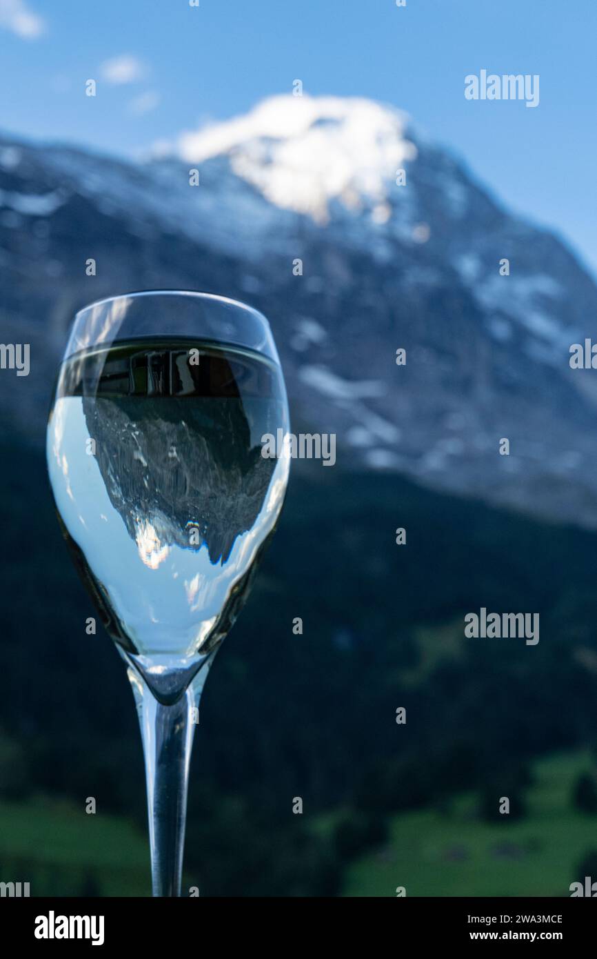 Der Eiger im Glas Prosecco, aus Grindelwald, Berner Alpen, Schweiz Stockfoto