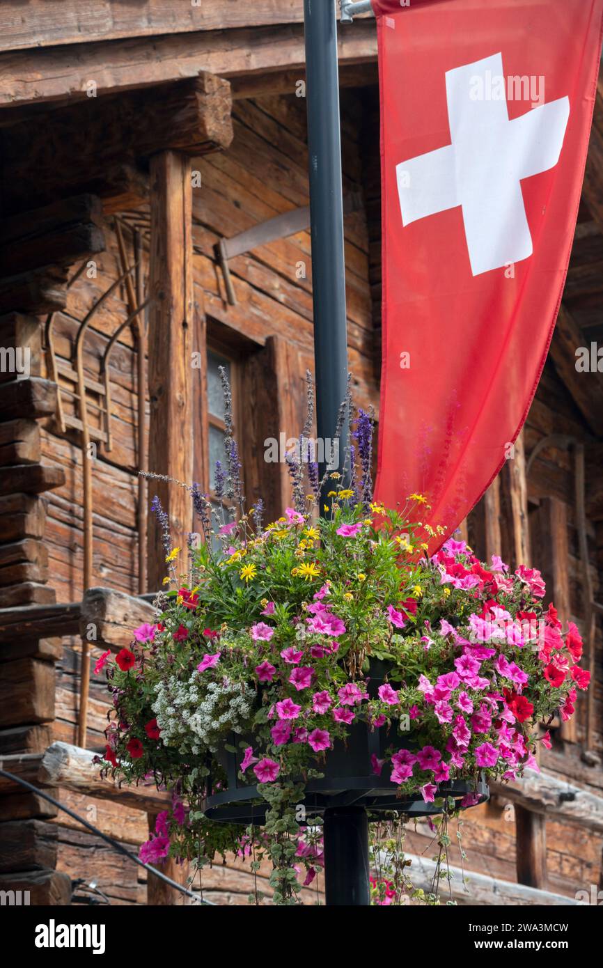 Schweizer Flagge und Wohnung in der Altstadt von Zermatt, Schweiz Stockfoto